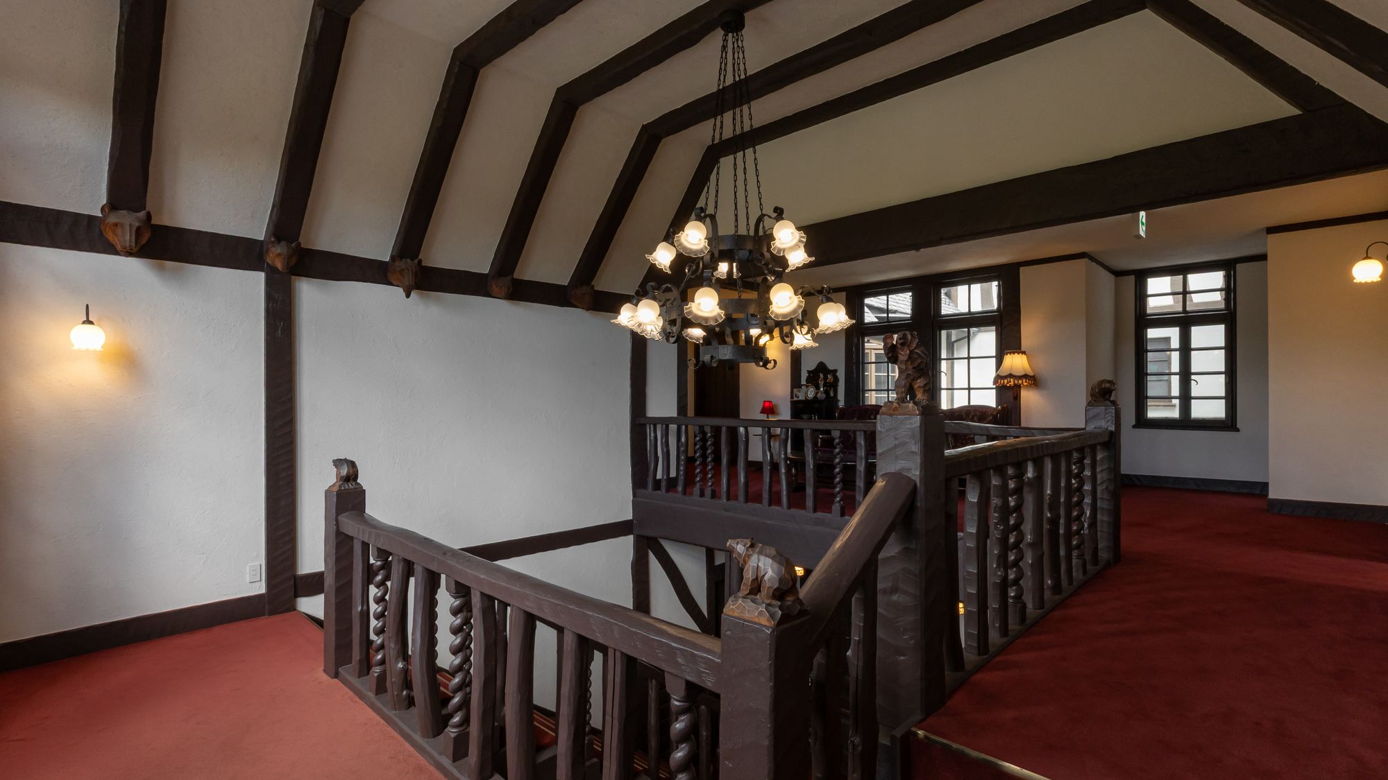 【八ヶ岳高原ヒュッテ】階段の親柱などに様々な熊の彫り物が設えられています