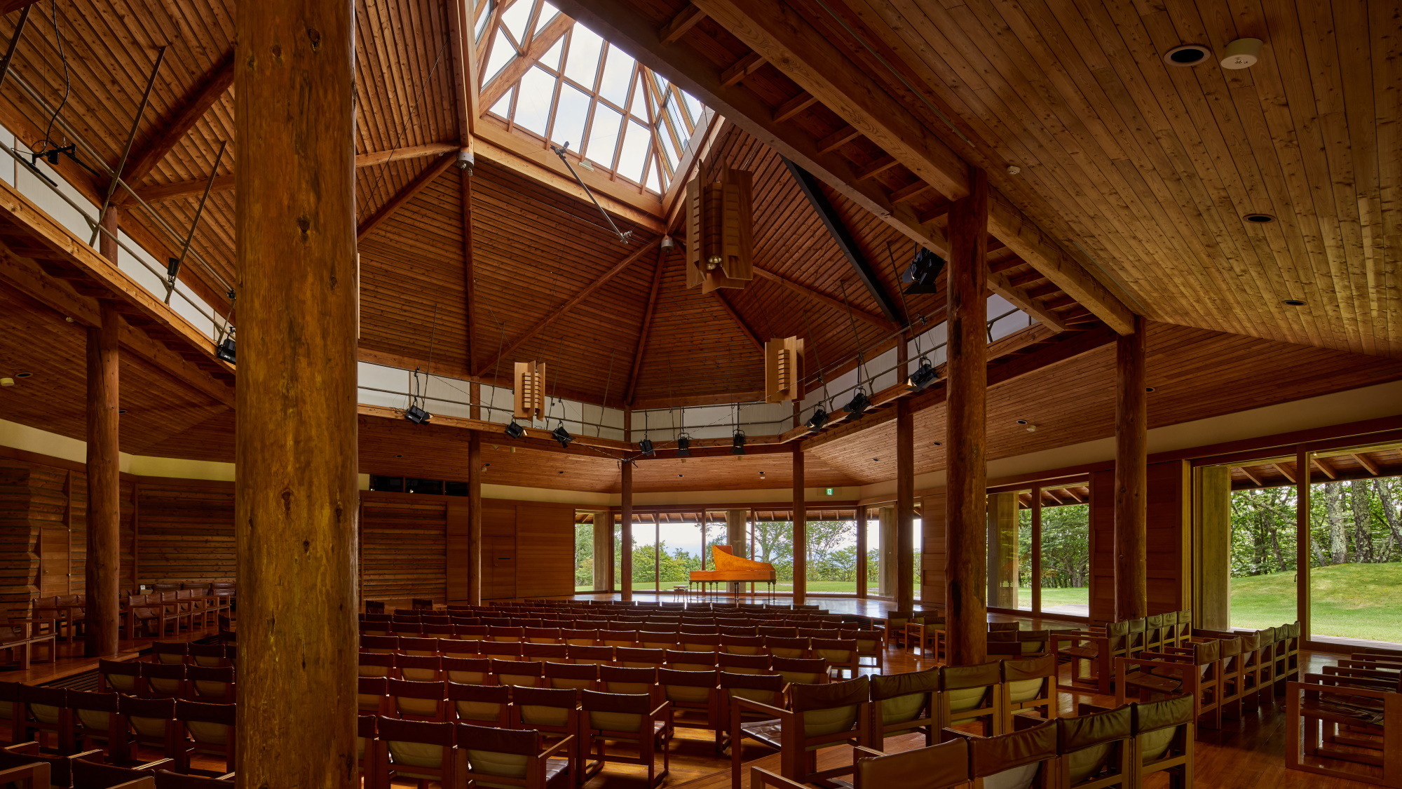 【八ヶ岳高原音楽堂】木のぬくもりのホールとカラマツチェンバロ