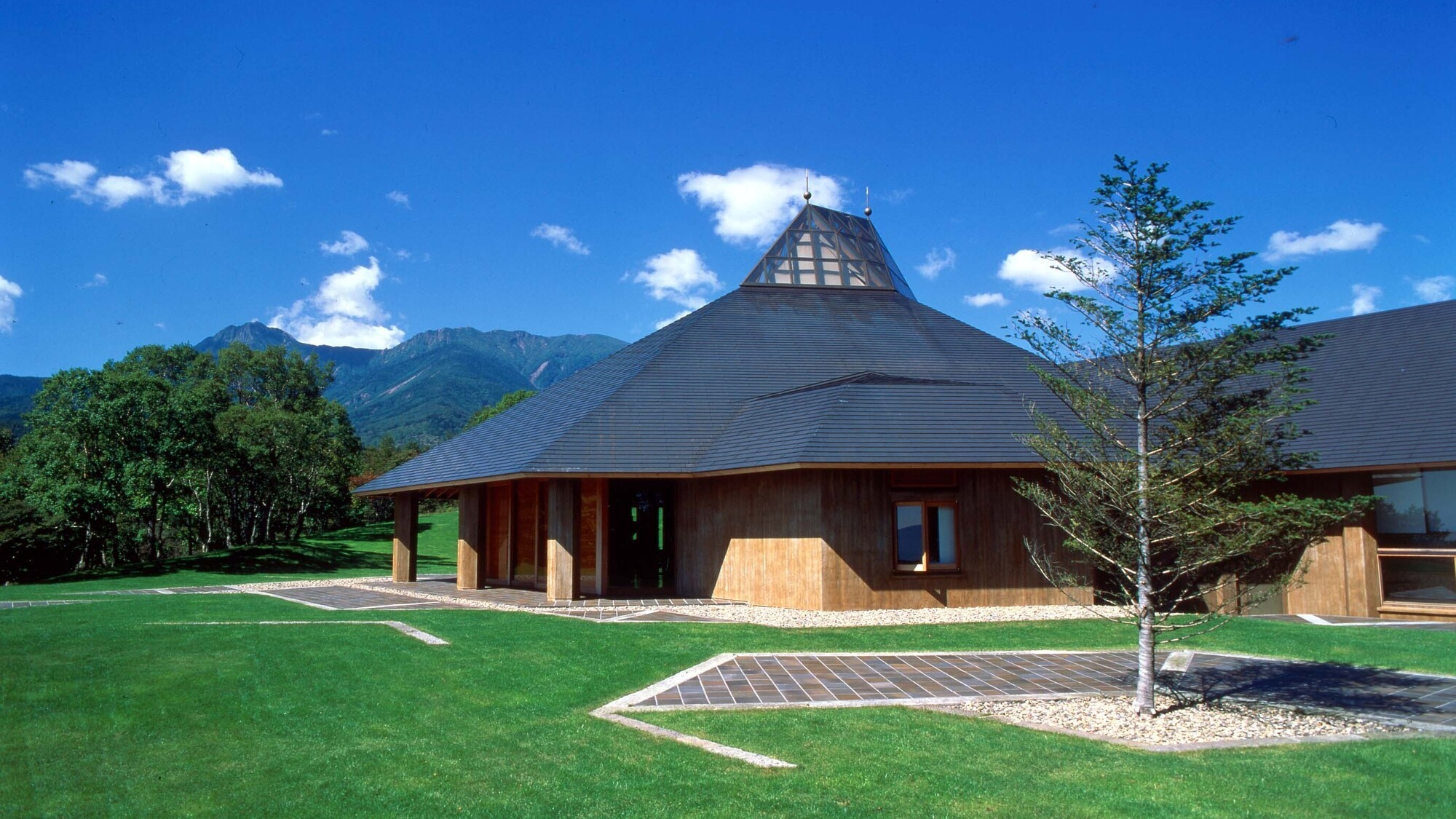 【八ヶ岳高原音楽堂】