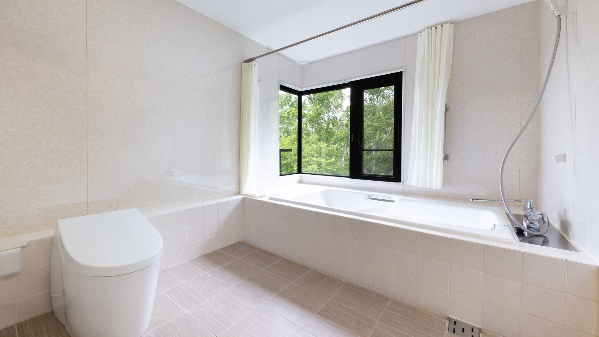 ロイヤルスイート  バスルーム ／ 森を眺めながらのバスタイムをお楽しみください