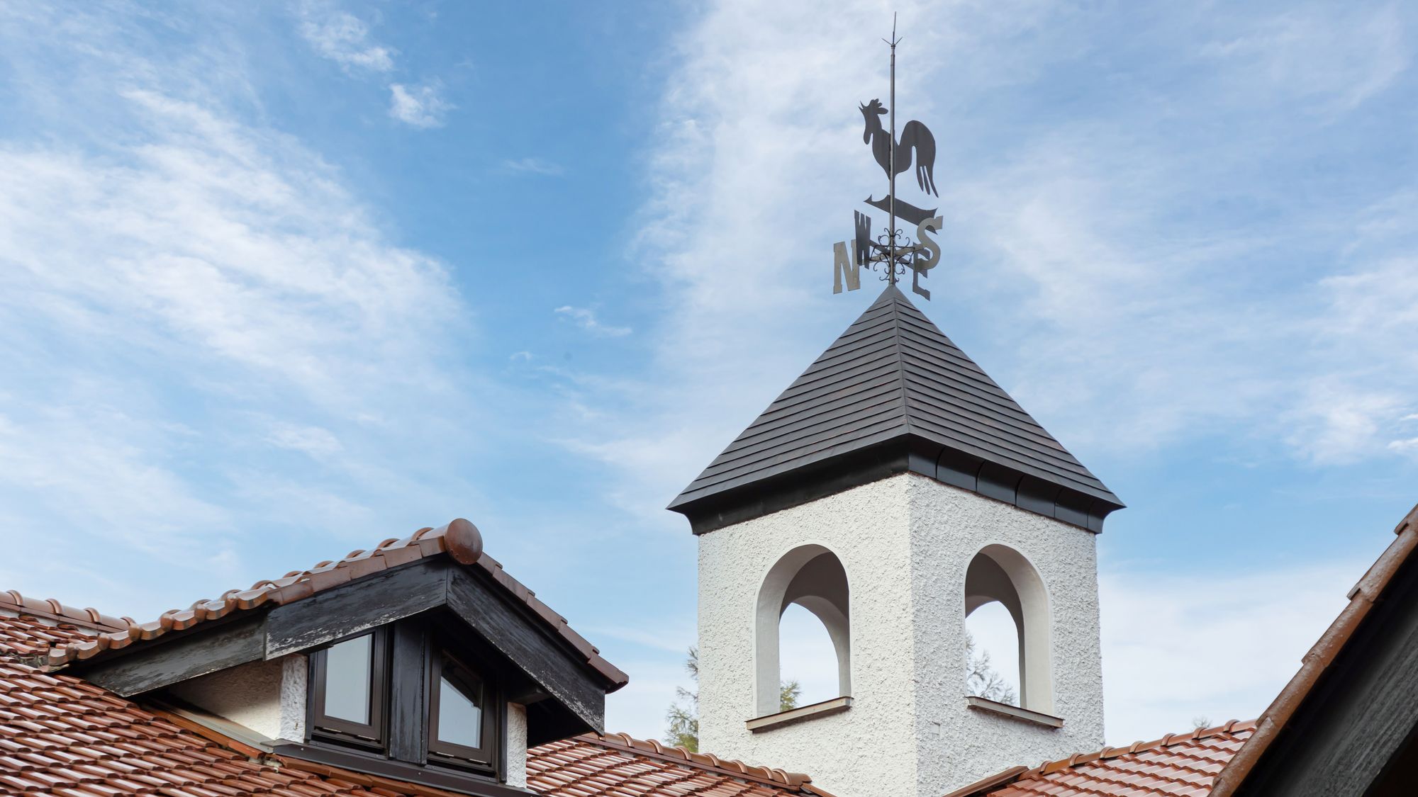 八ヶ岳高原ロッジを見守る風見鶏