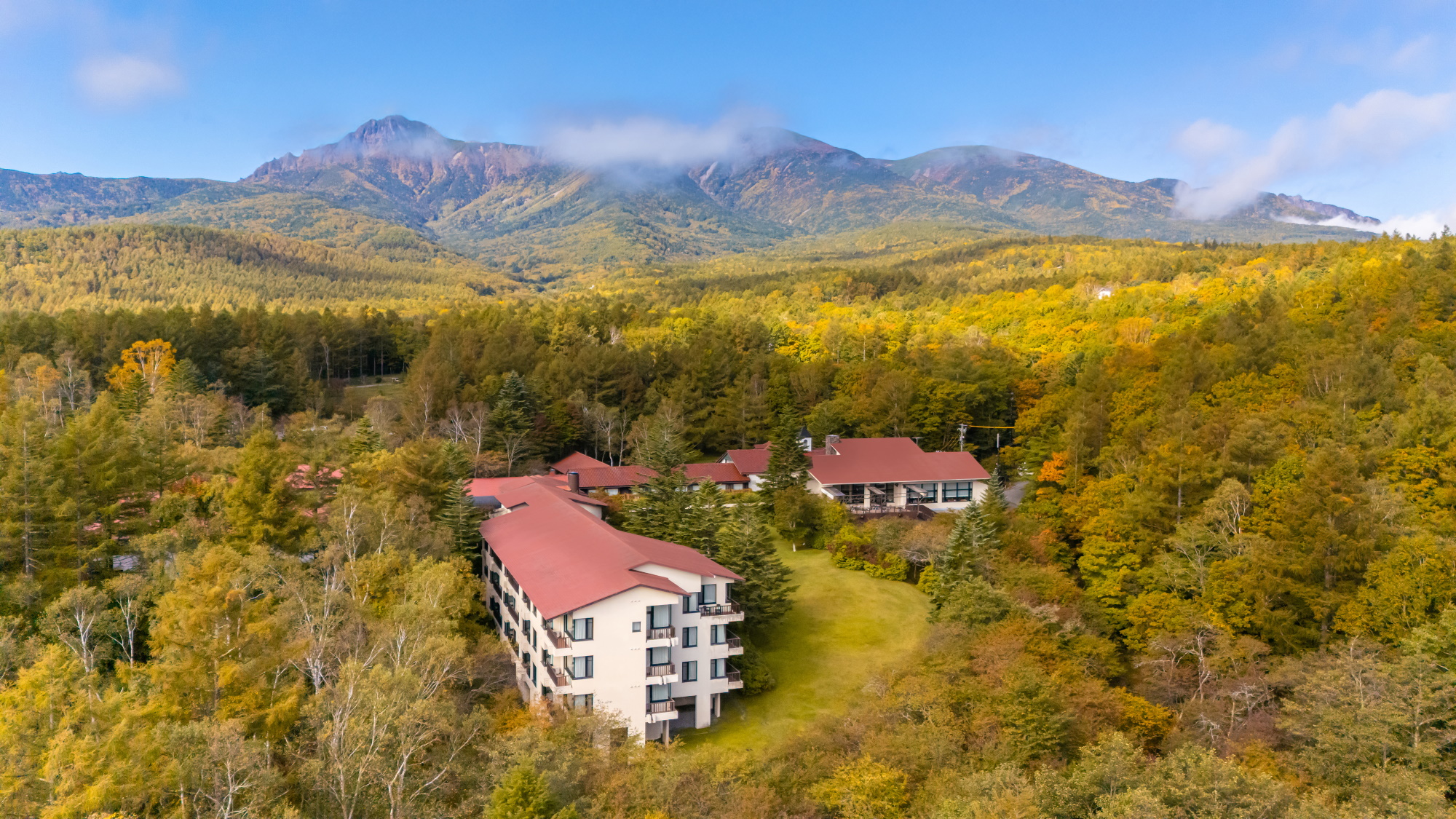 ホテル全景（秋）