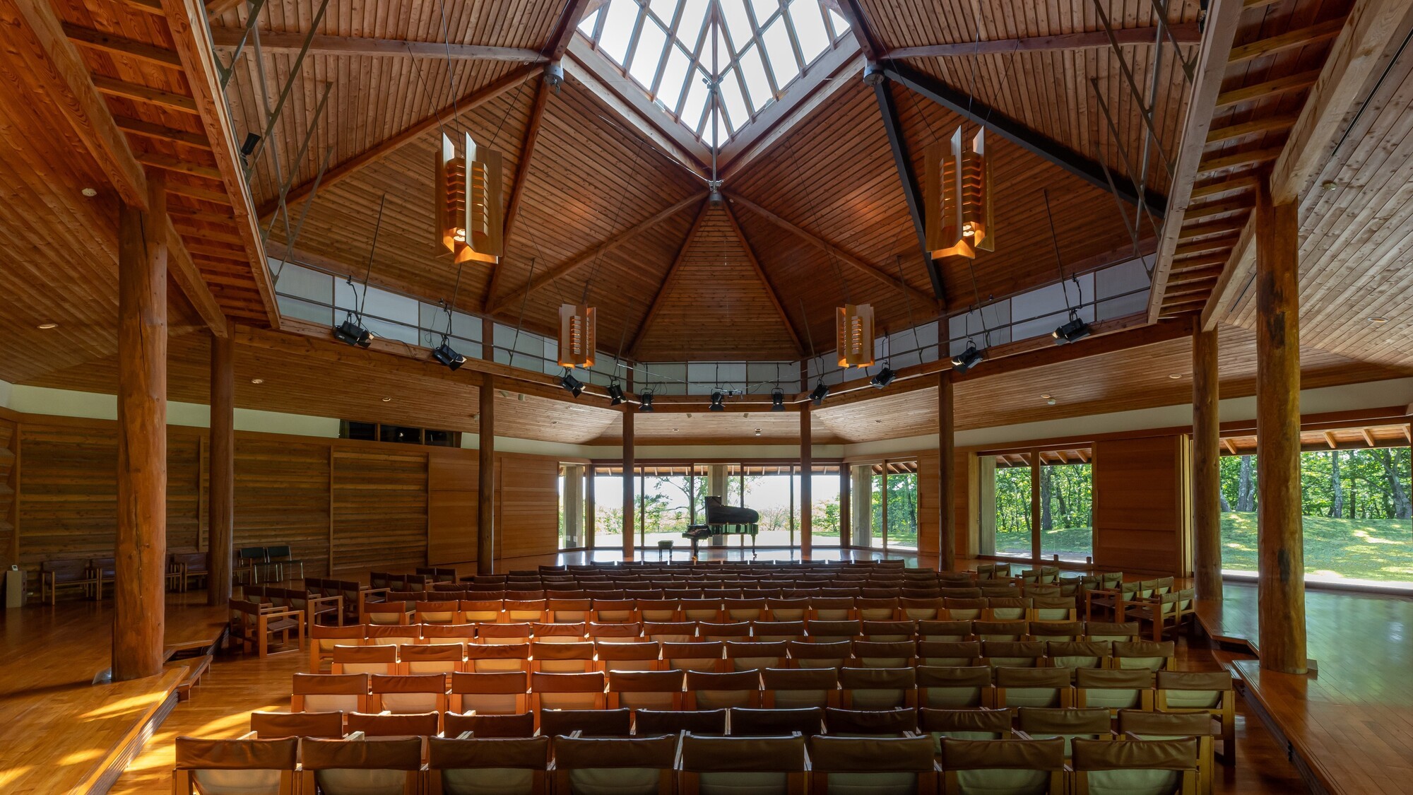 【八ヶ岳高原音楽堂】ホール