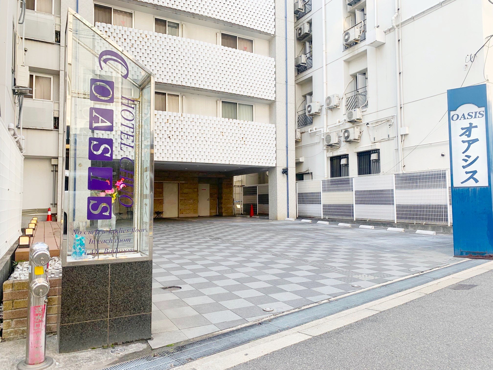 エントランス及び駐車場