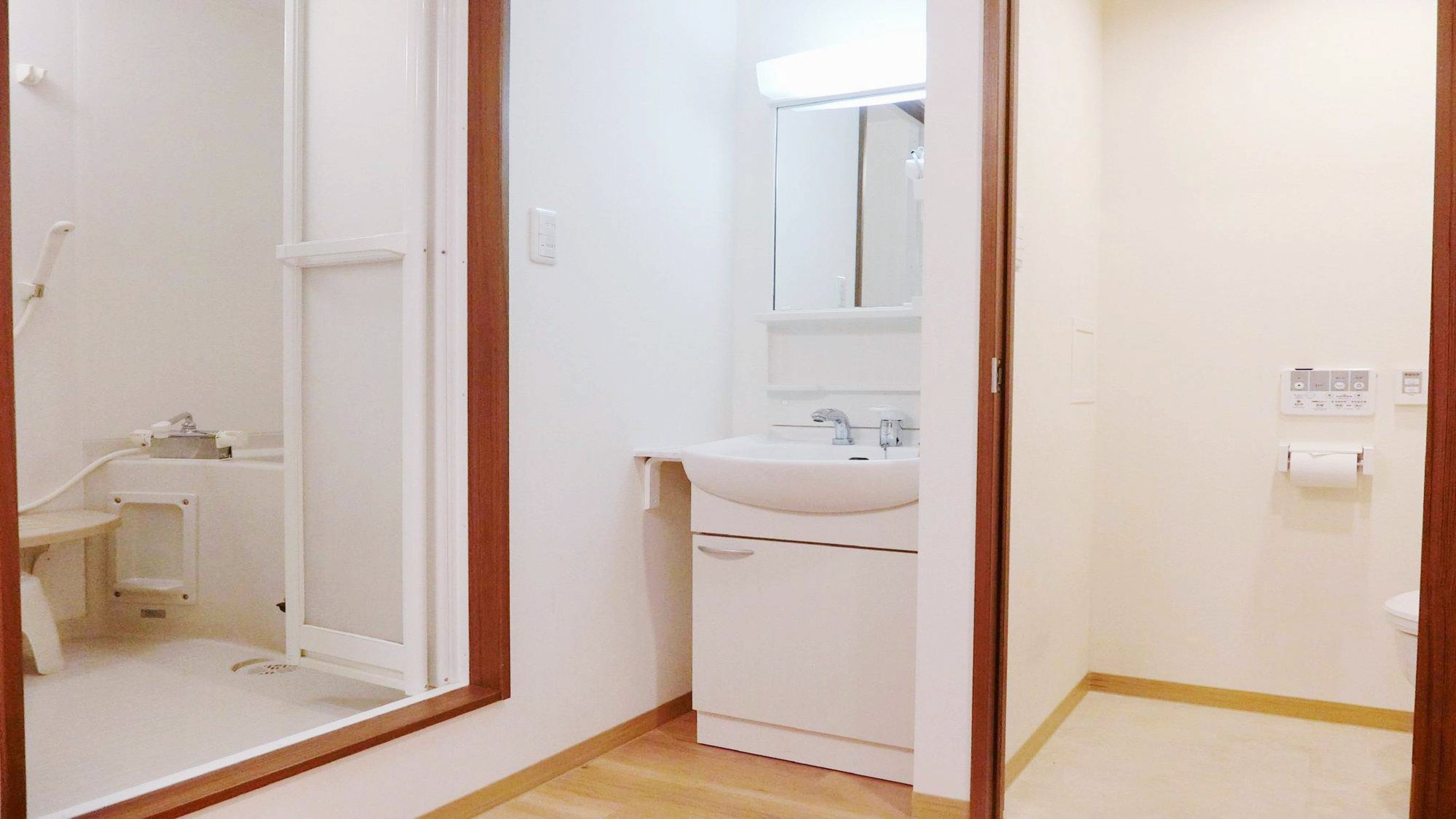 セパレート客室一例：洗面化粧台付き