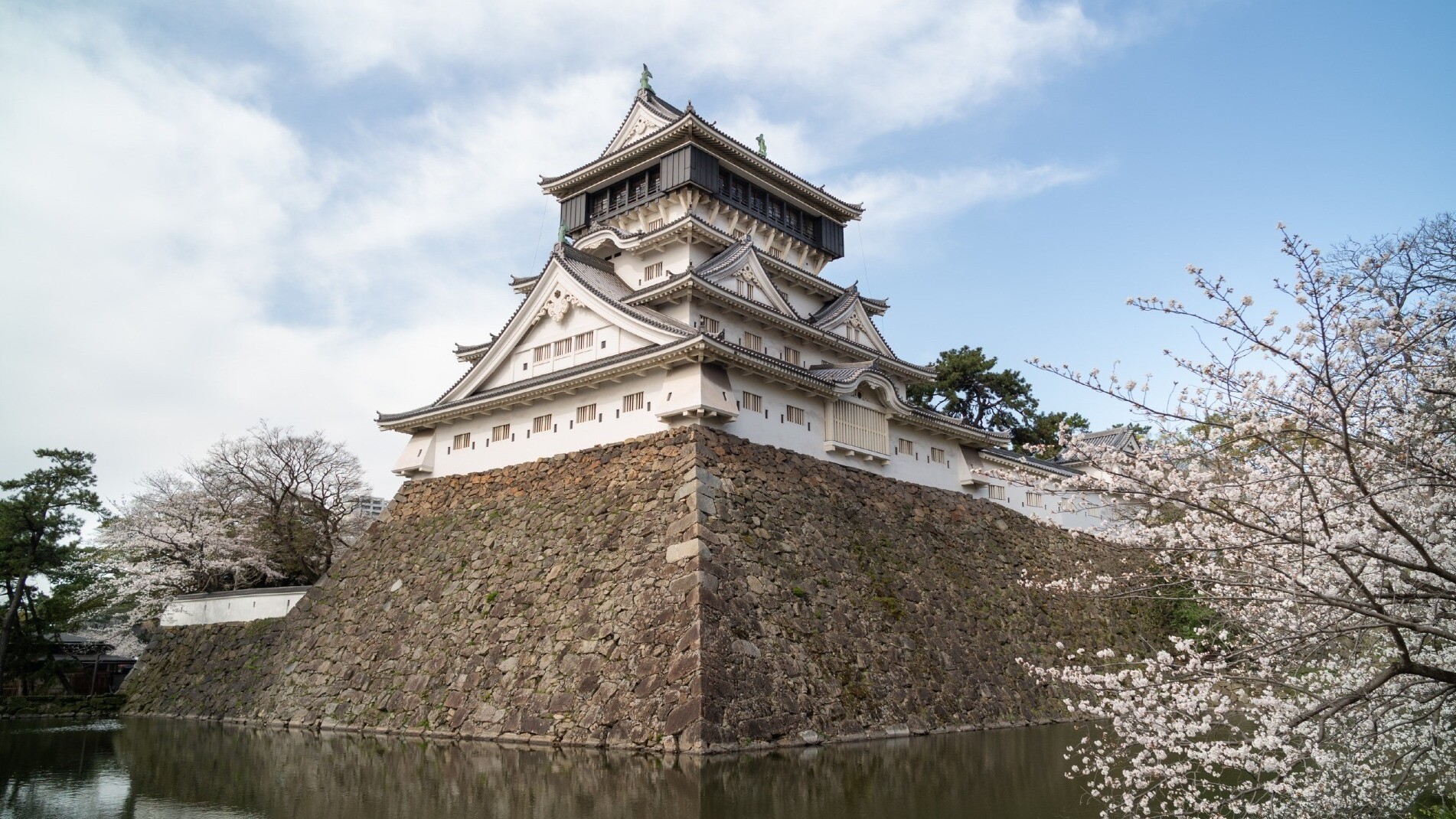 【小倉城】　ホテルから車で約12分