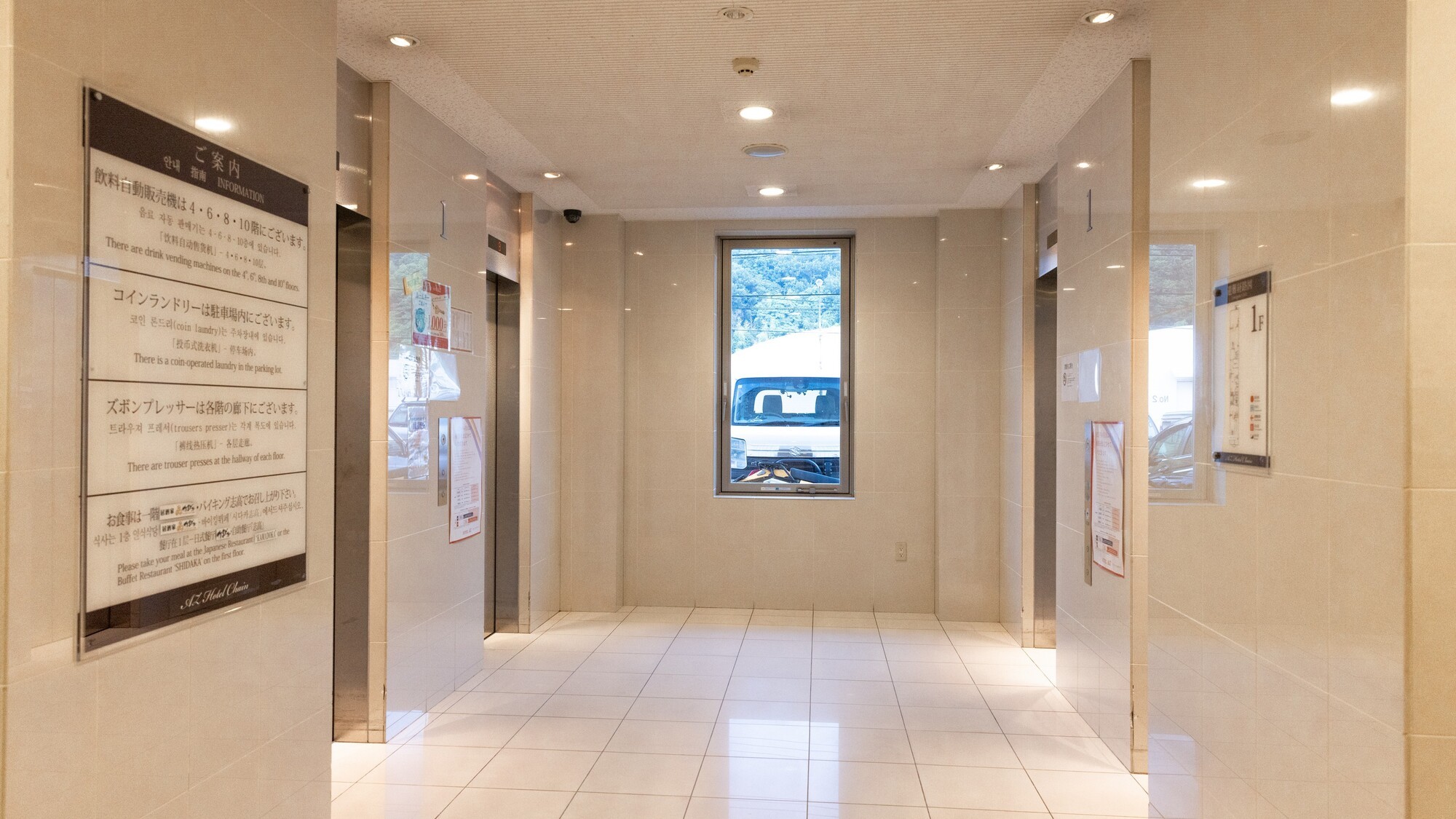 エレベーターホール1階