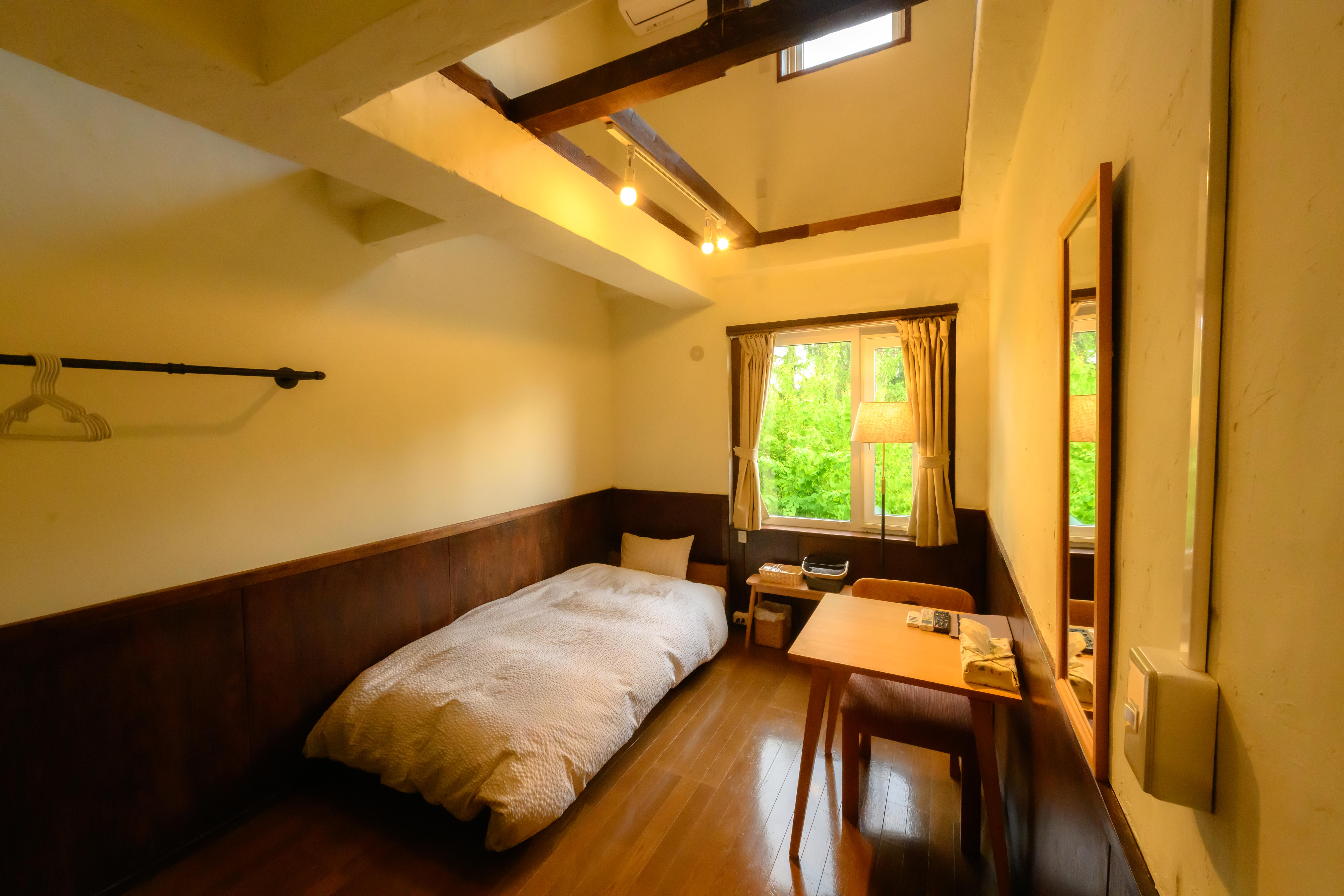 吹き抜けシングルルーム