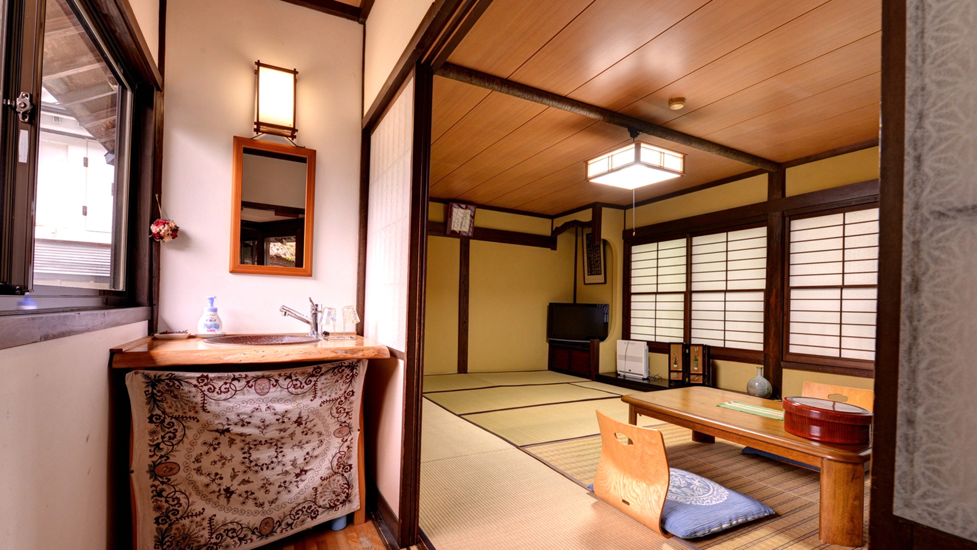 *【和室12畳客室一例】和の趣を感じる落ち着いた雰囲気の客室です。