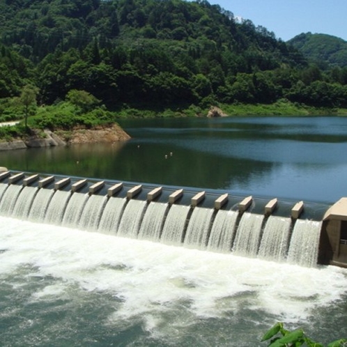 錦秋湖大滝は、普段体験出来ない水のカーテンの中を歩くことが出来ます♪【7月～10月】