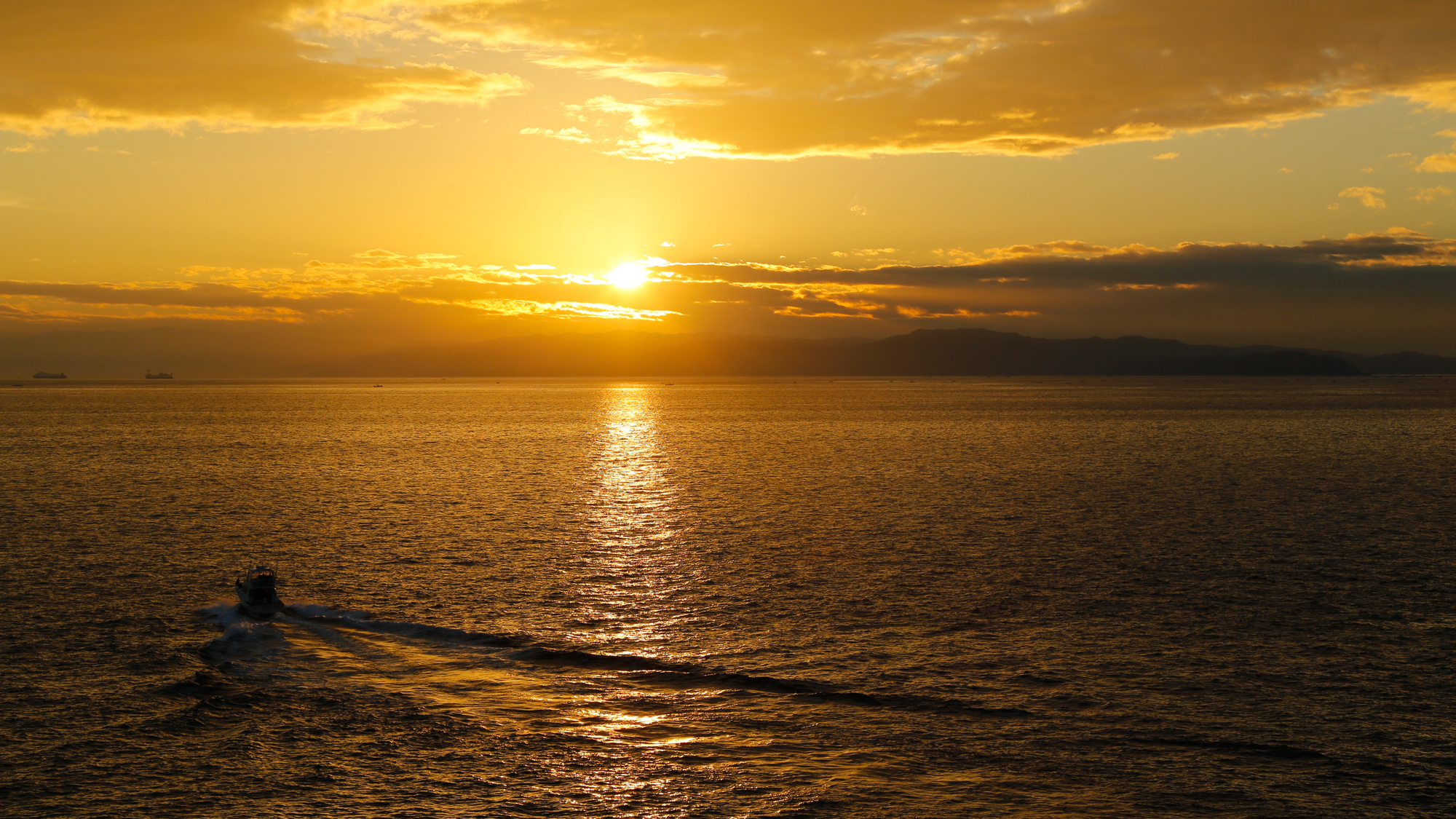 紀淡海峡から昇る美しい朝陽もご覧いただけます。