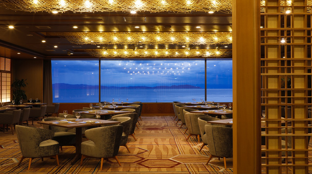 【レストラン ベイサイド】大きな一枚ガラスから紀淡海峡を望むレストラン