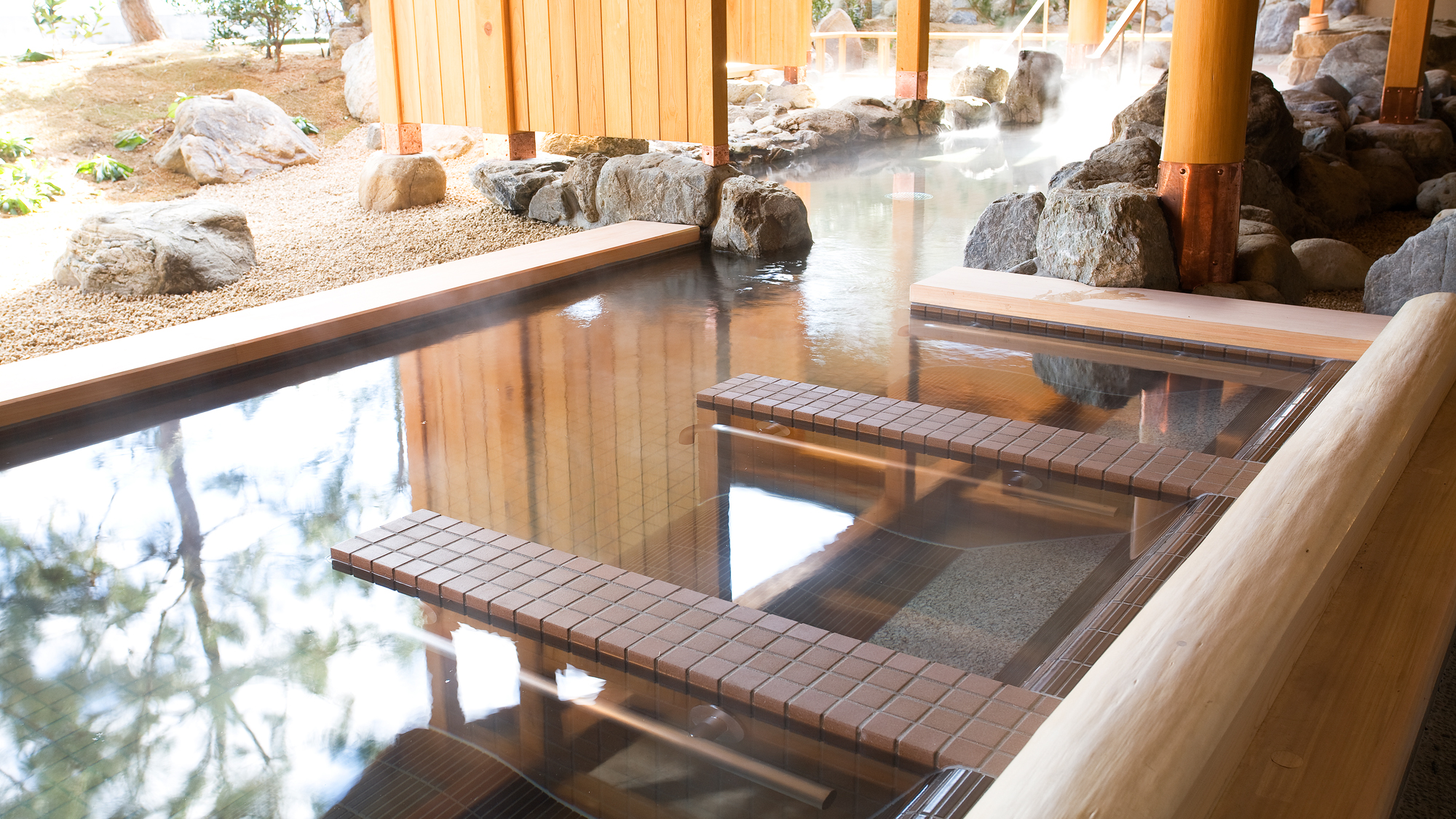 【くにうみの湯】 湯まくら（寝湯）もあり。横になって空を眺めていると思わずウトウトしてしまうかも？