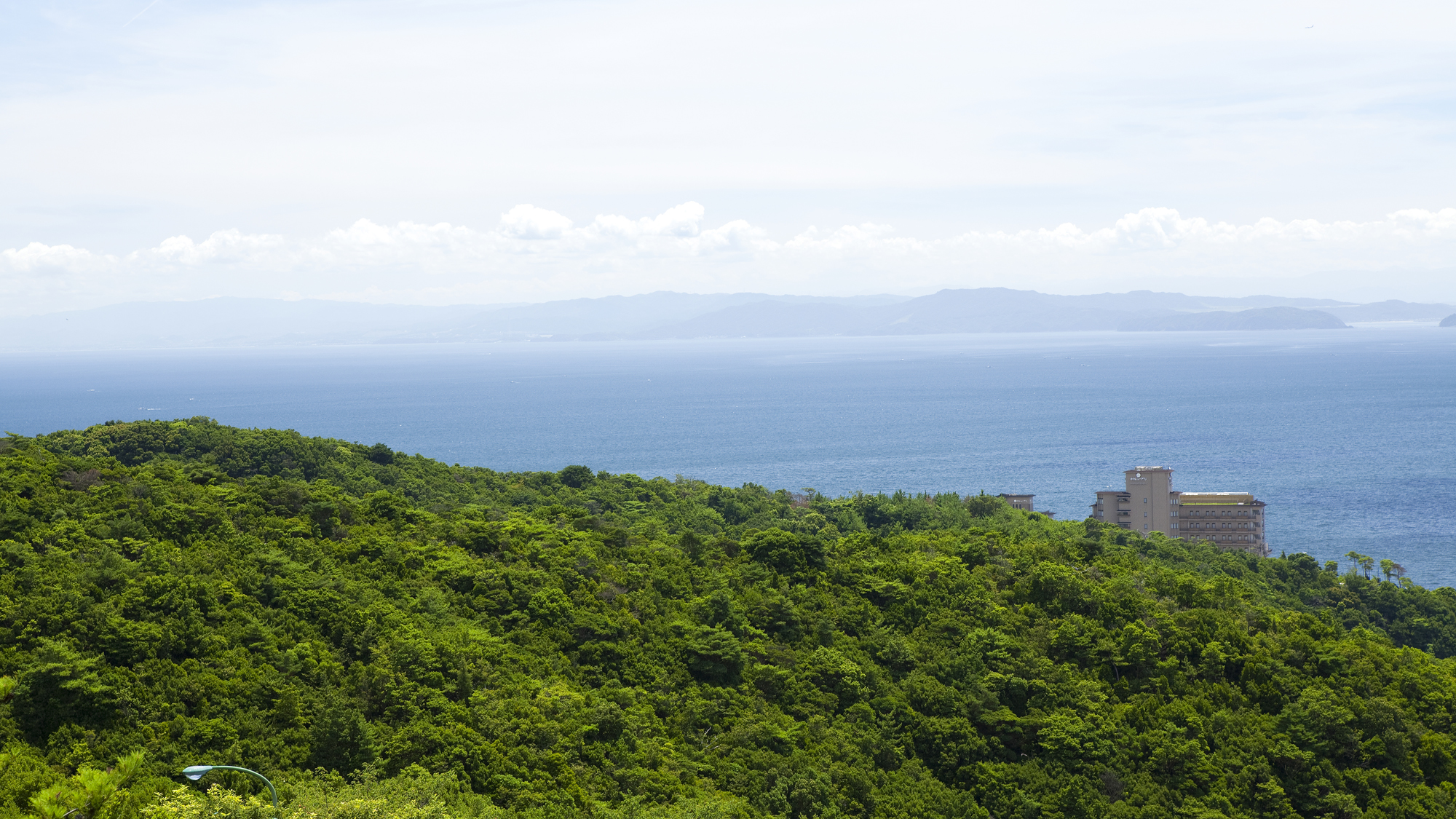 紀淡海峡と大阪湾を一望できます。