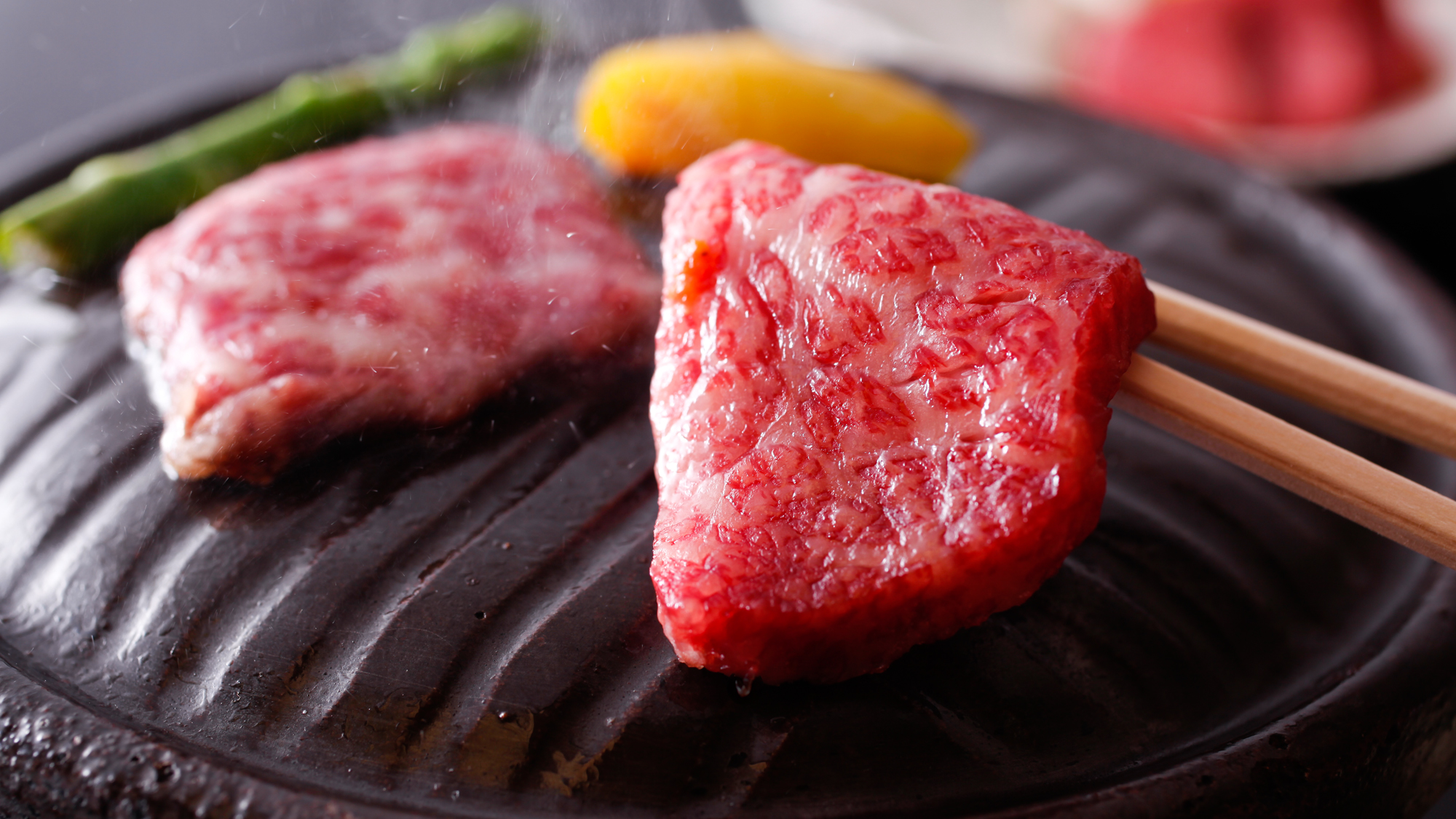 【淡路牛の石焼ステーキ】 霜降りの牛肉をアツアツに熱した石の上でジュワっとお好みの焼き加減で