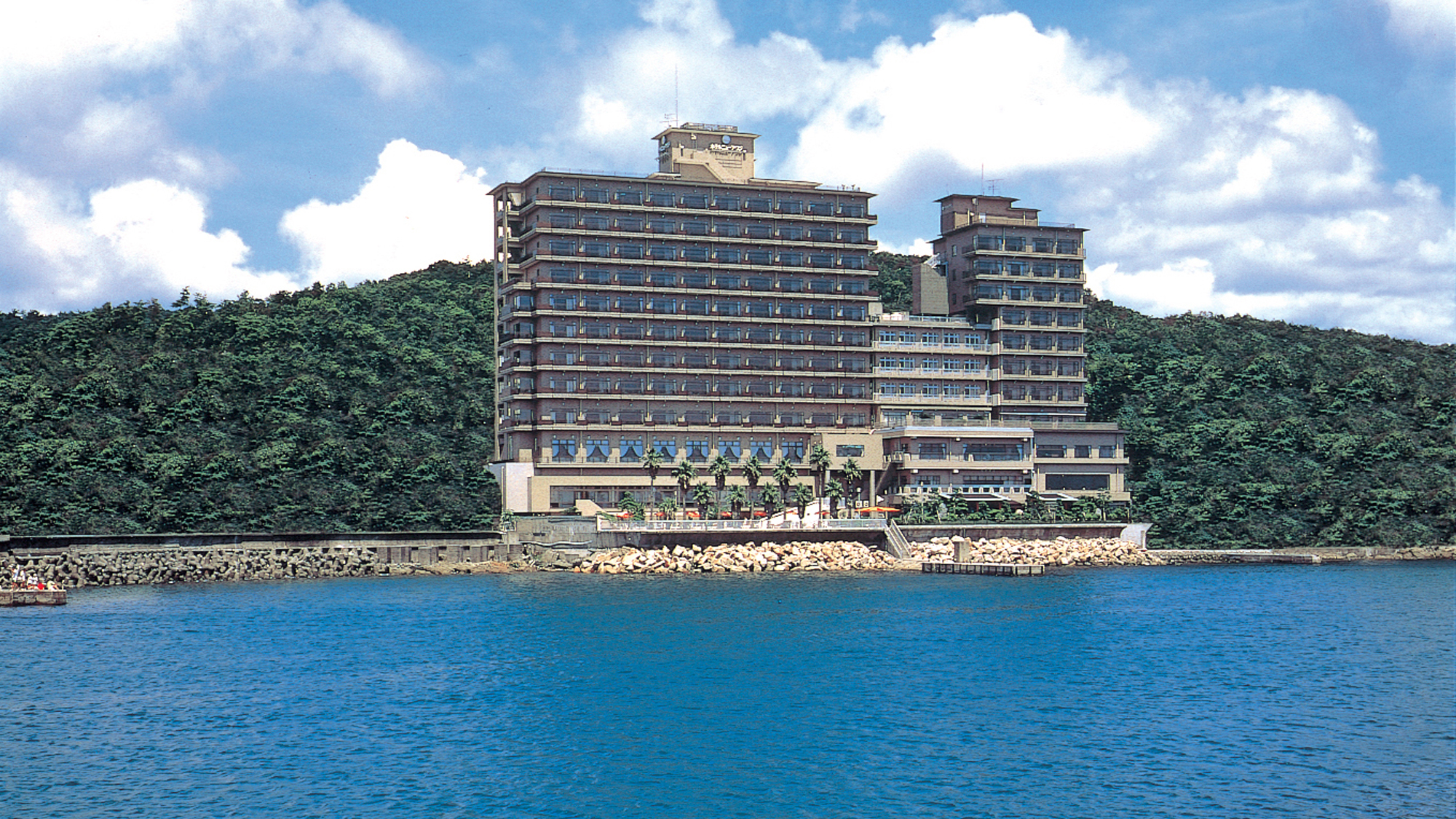 【ホテル外観】 お部屋からは紀淡海峡の美しい景色が楽しめます
