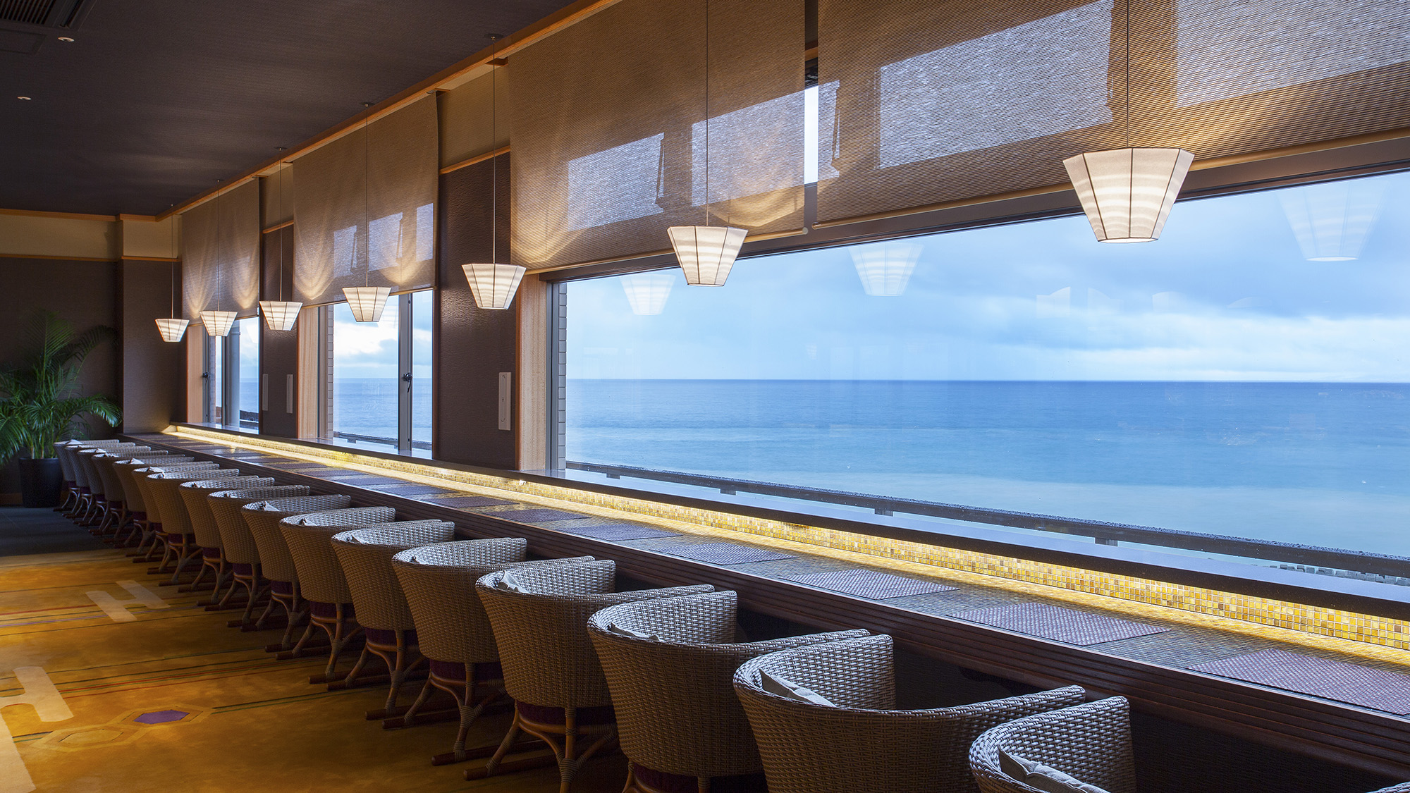  【ロビーラウンジ】美しい海を眺めながらコーヒーやホテルメイドのケーキで寛ぎのひと時を