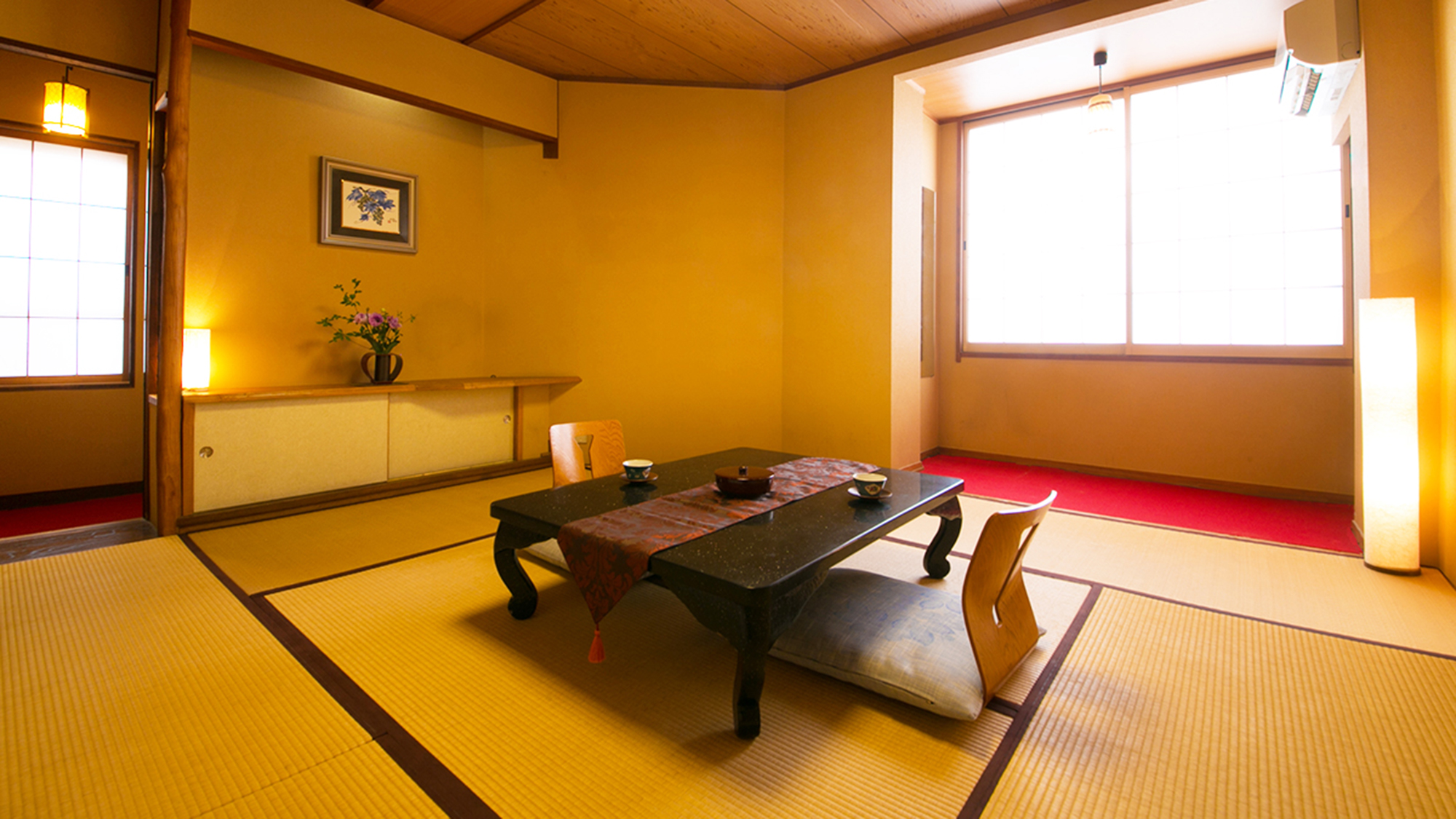 8畳の和室。4名様までご利用可能。純和風で心も身体も癒される空間です。