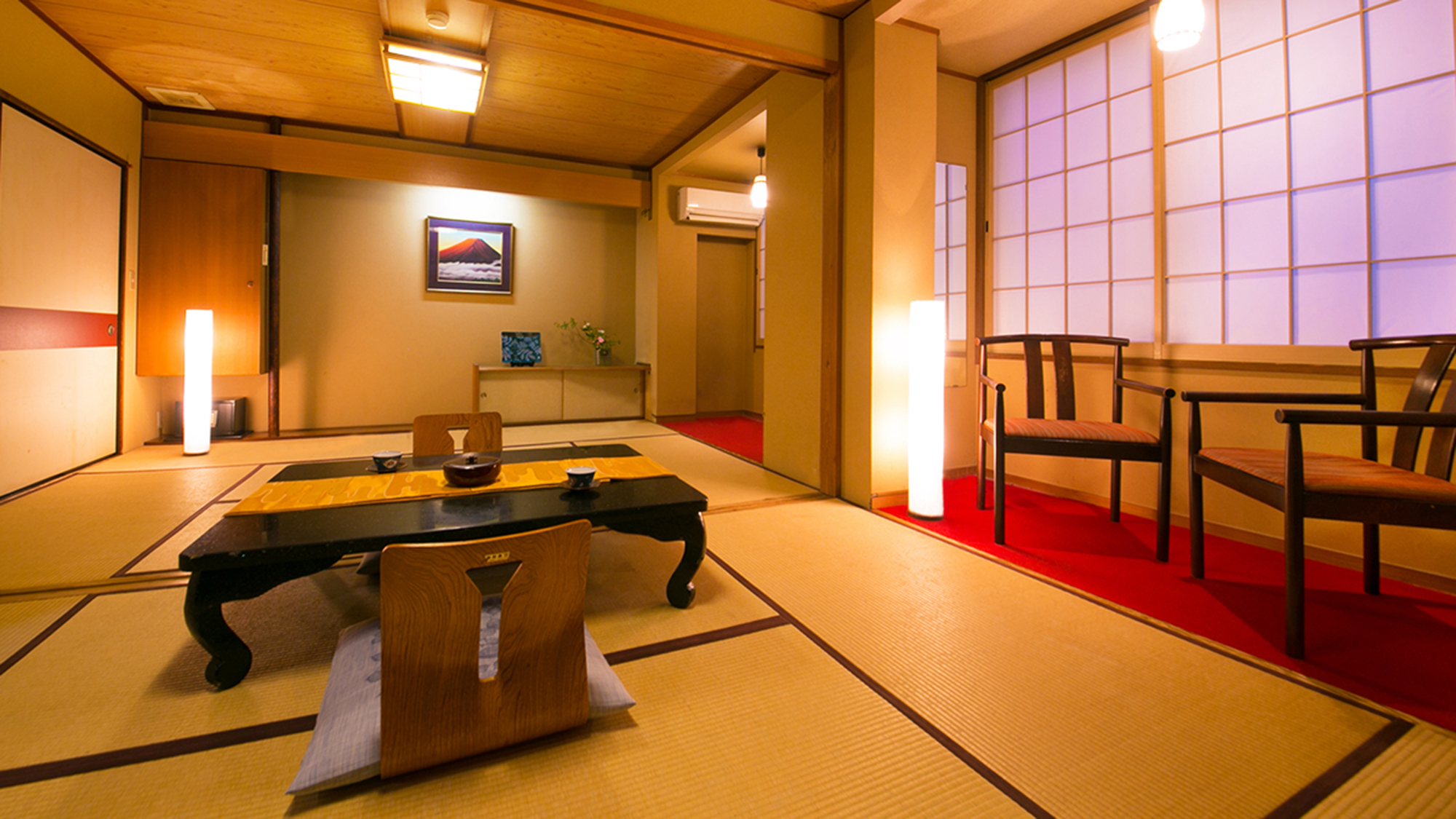 １２畳の和室。広々とした空間で大人数でもゆったりとおくつろぎいただけます。