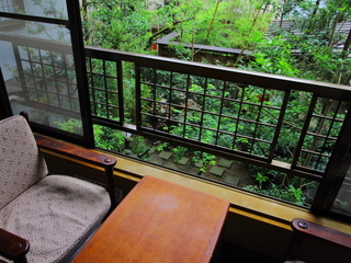 お庭側の部屋の縁側