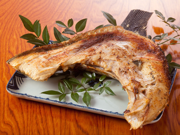 Grilled tuna with salt