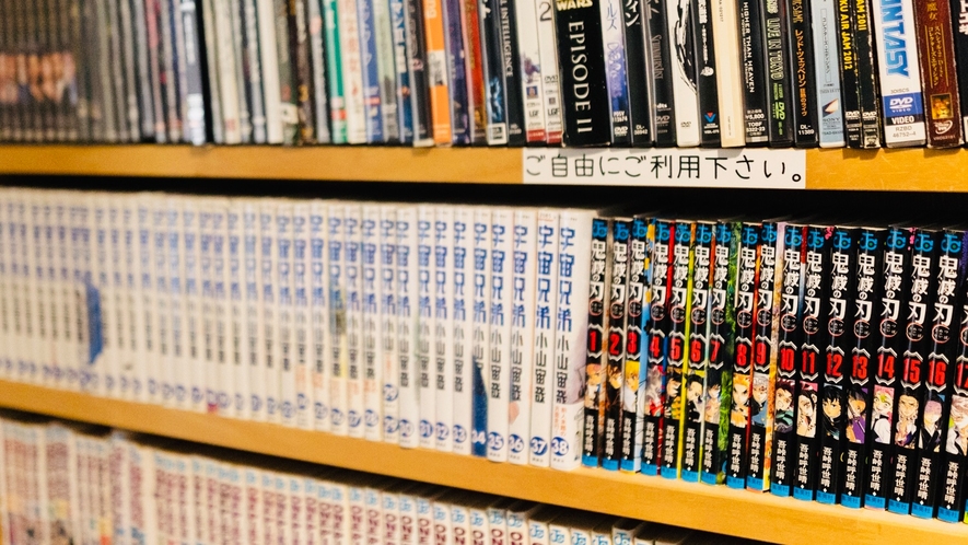 【漫画コーナー】本とDVDコーナーが2階にあります。