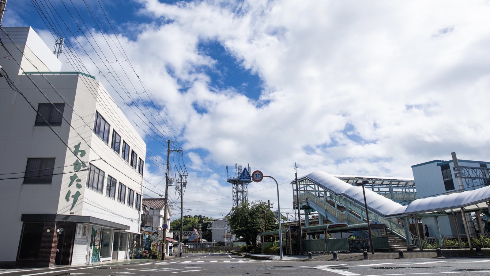 【外観】JR紀伊勝浦駅より歩道橋を渡って徒歩約1分