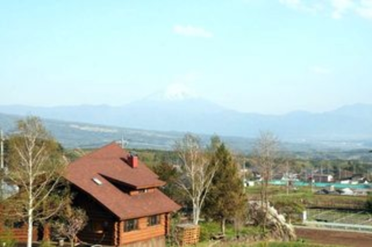 屋上から南を望むと、富士山が！今日は薄霞・・・