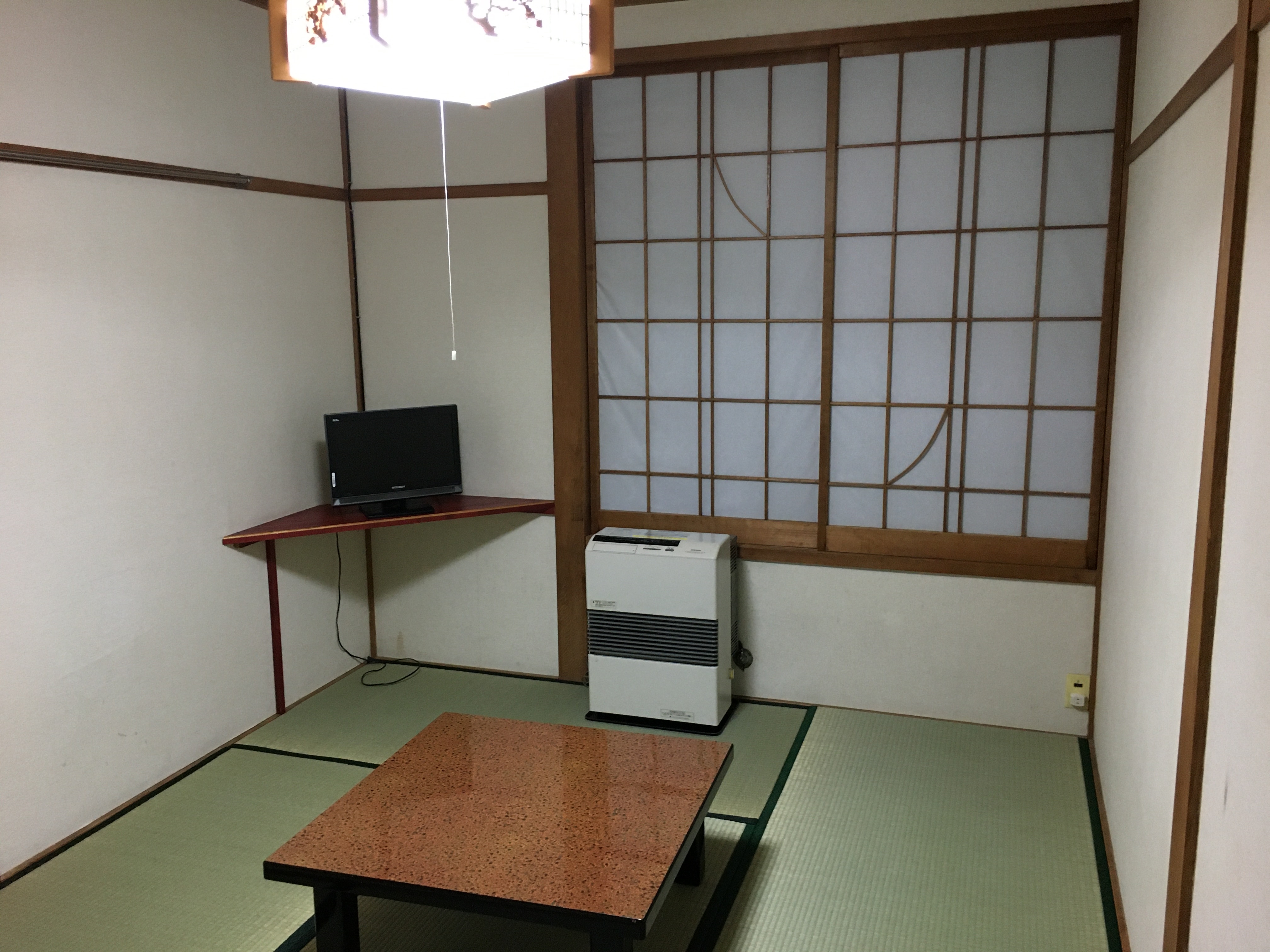 和室　1室1名様ご利用の客室。6畳間に1名様でご利用となります。プライベート充実でおくつろぎ頂けます