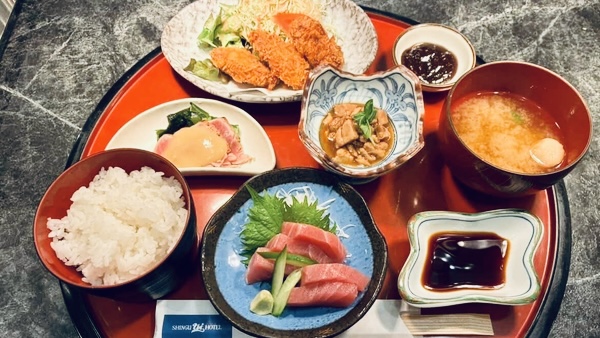 【生まぐろづくし定食】※画像はイメージです