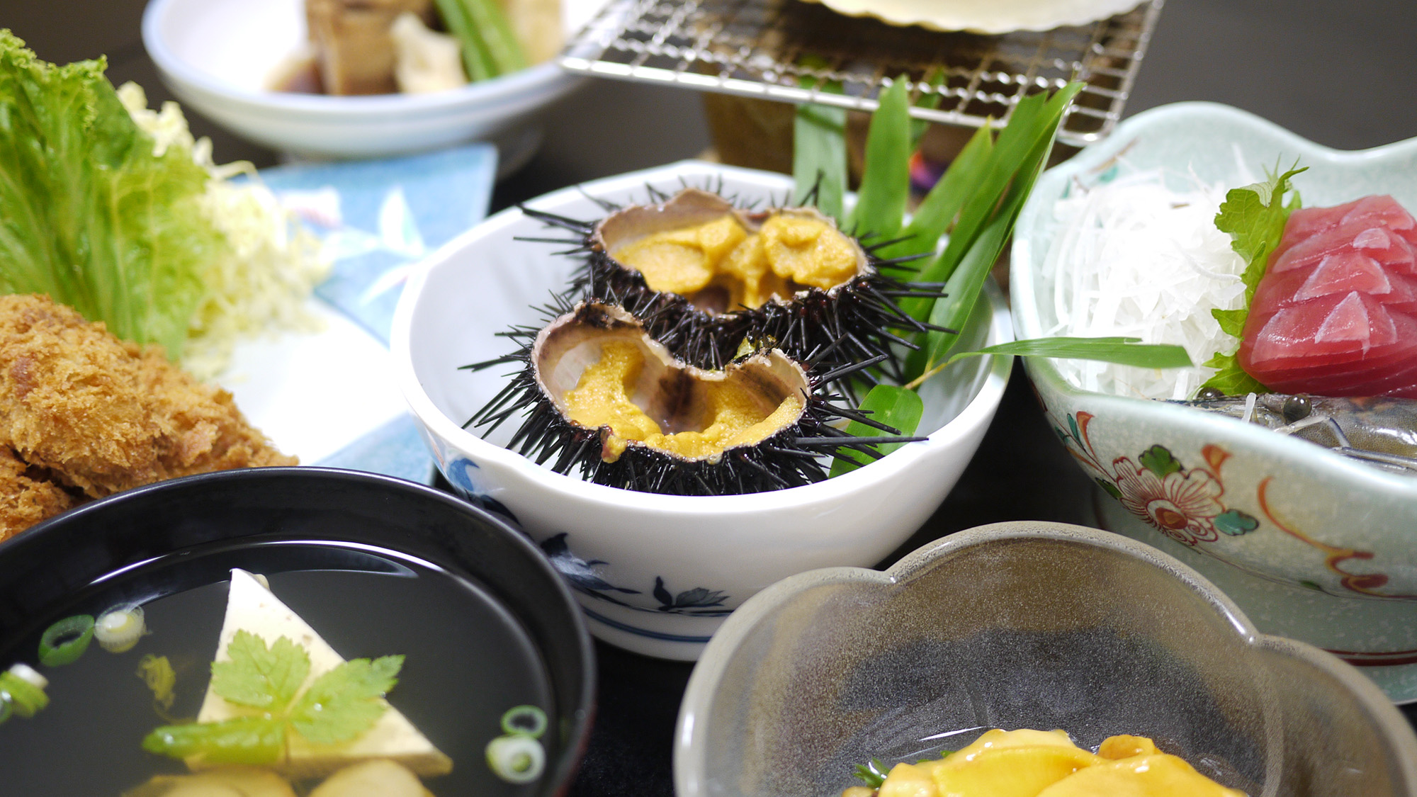 *夕食一例/殻付きのウニ、メカジキ、ホヤなど三陸沖で獲れた魚介を中心にご用意いたします。