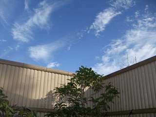 見上げて下さい、この青い空、女湯の露天