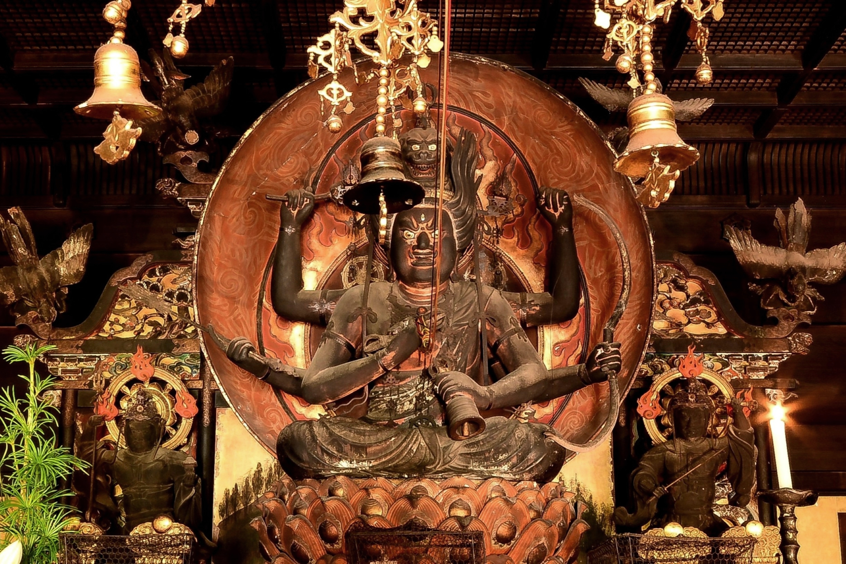 本堂に安置される愛染明王様