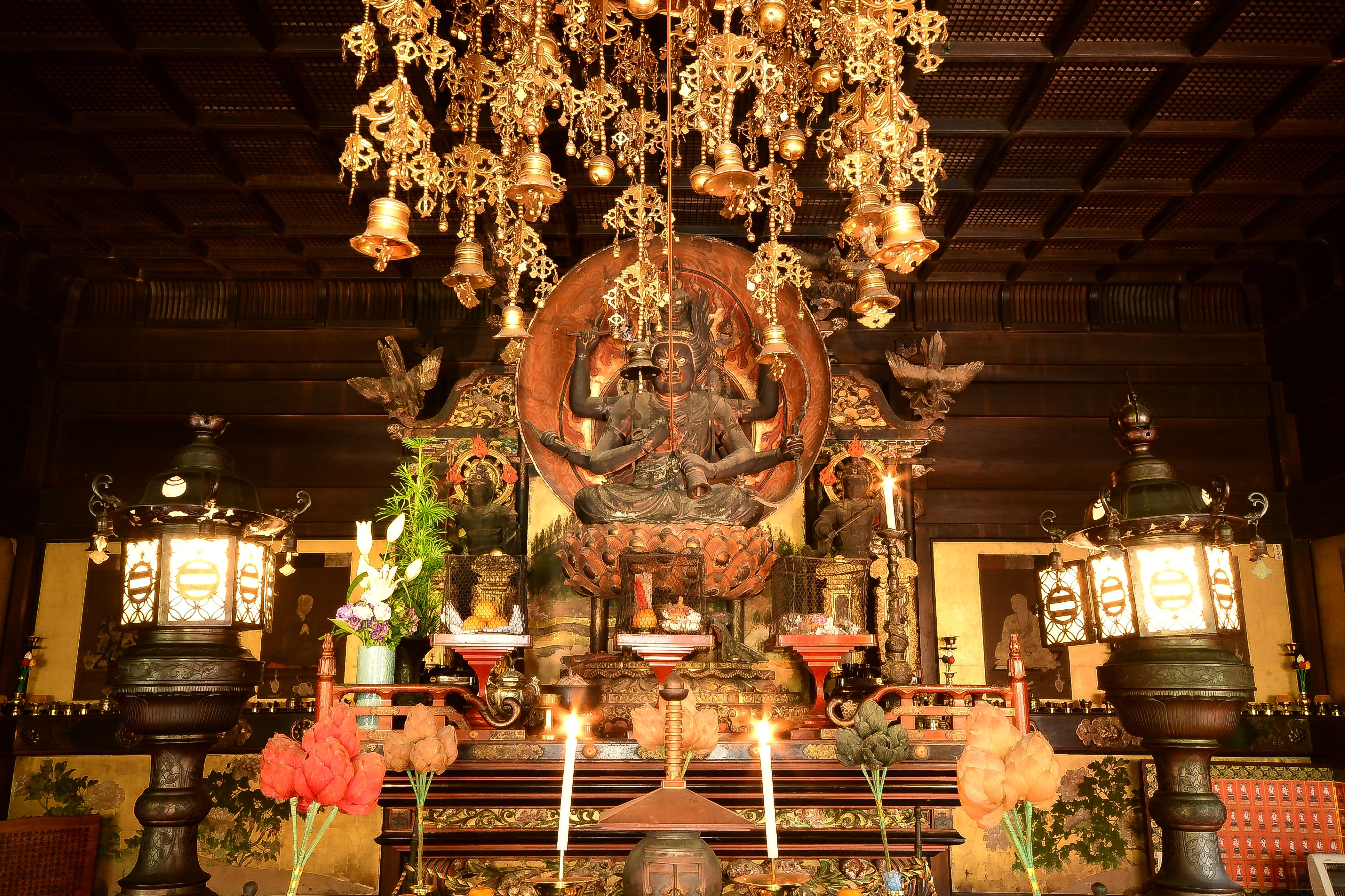 本堂に安置される愛染明王様