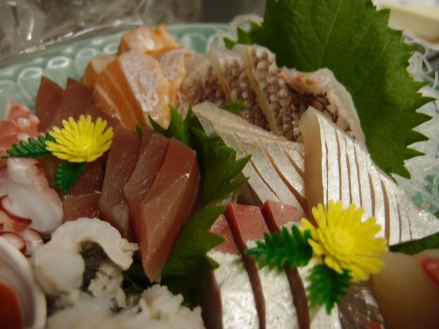 淡路島に来たら新鮮なボリューム一杯、刺身盛り合わせの付いた9品のフルコースディナーが１番です。