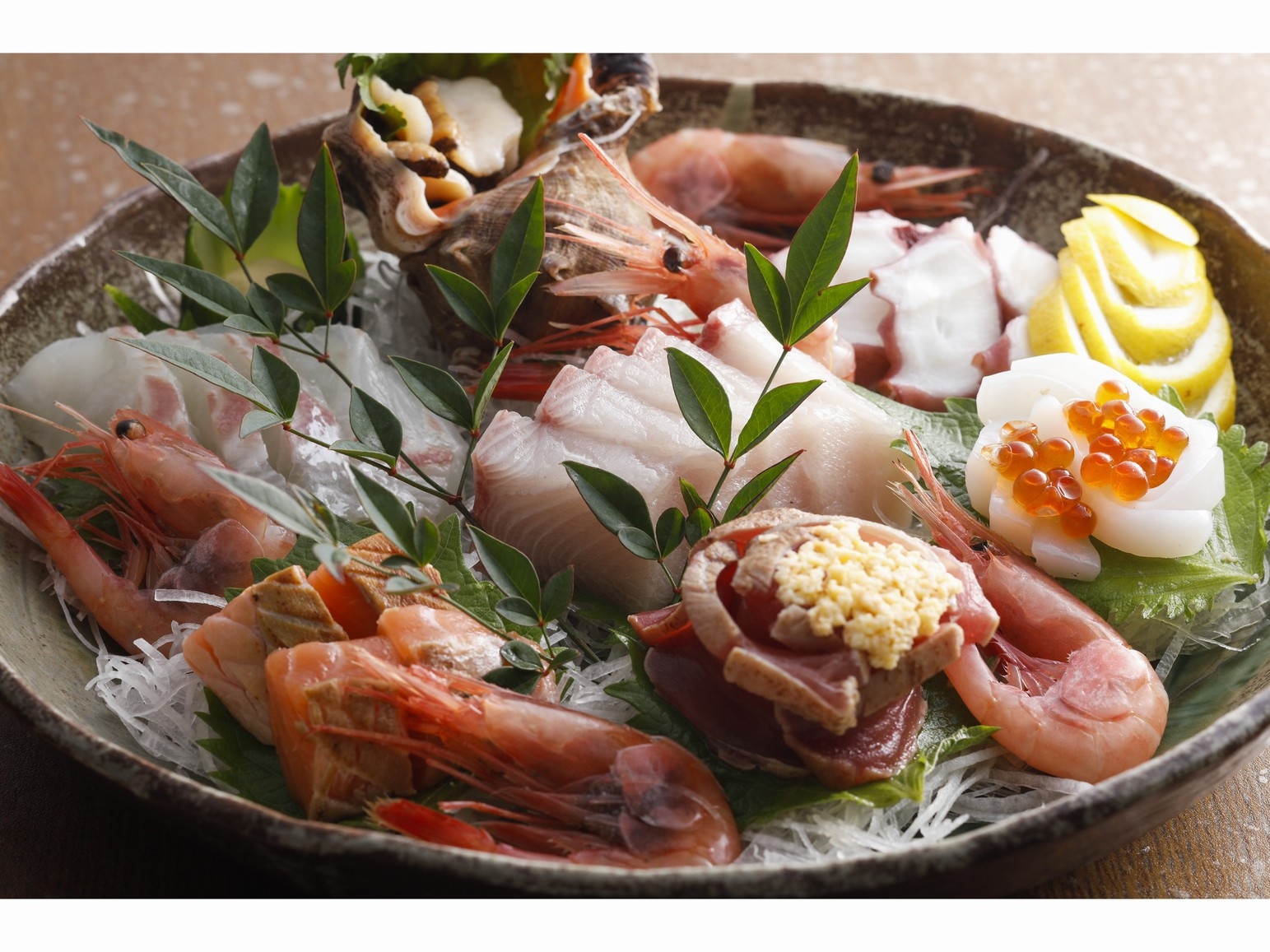 淡路島に来たら新鮮なボリューム一杯、刺身盛り合わせの付いた9品のフルコースディナーが１番です。