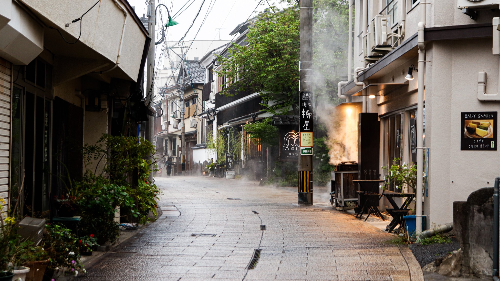 【周辺・景観】夕暮れ時には散歩へ。ライトアップされた湯けむりもまた格別。