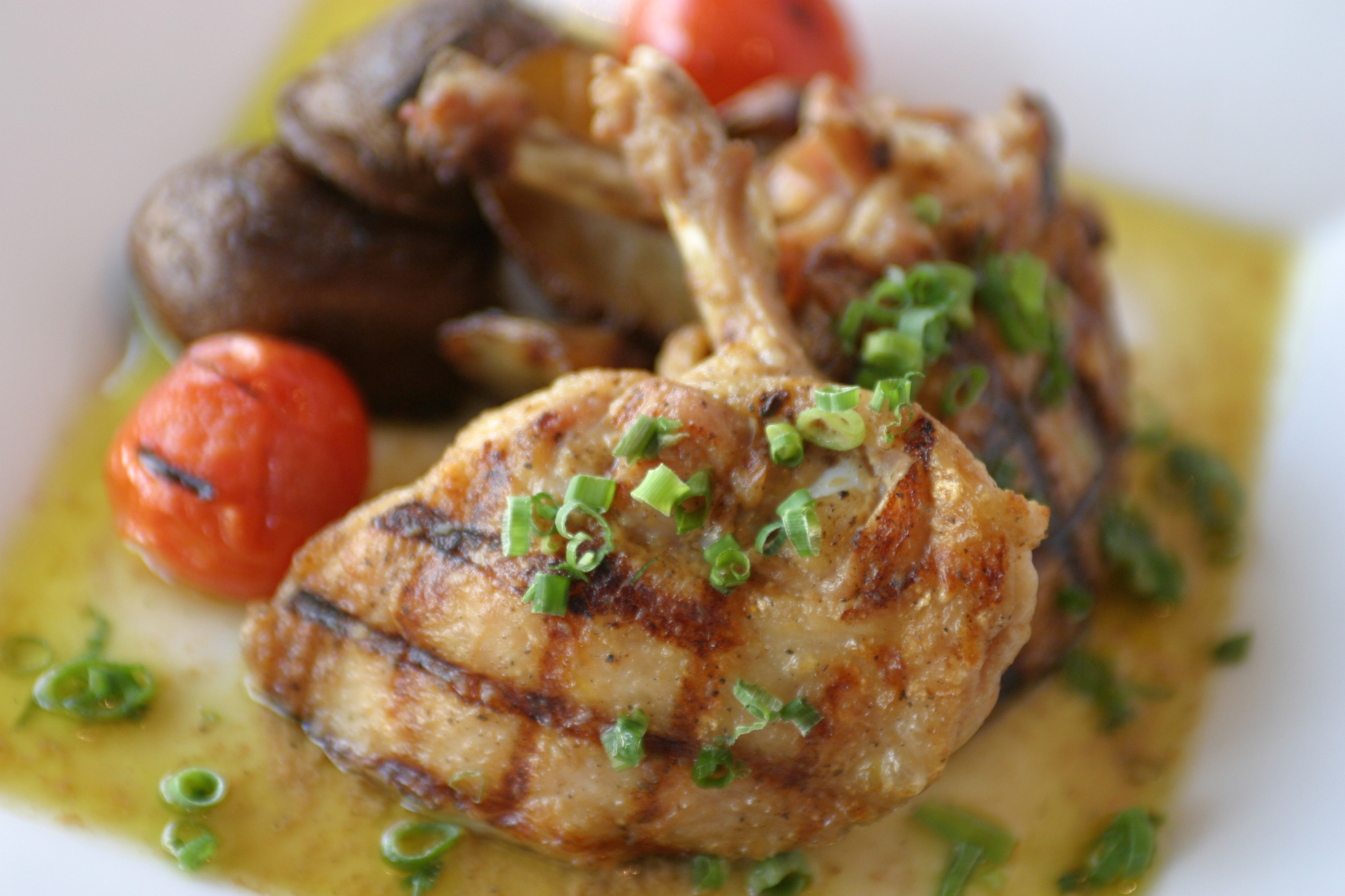 銀座の有名レストランで腕を磨いたオーナーが何日もかけて煮込んだビーフシチューや甲州和牛のサーロインス