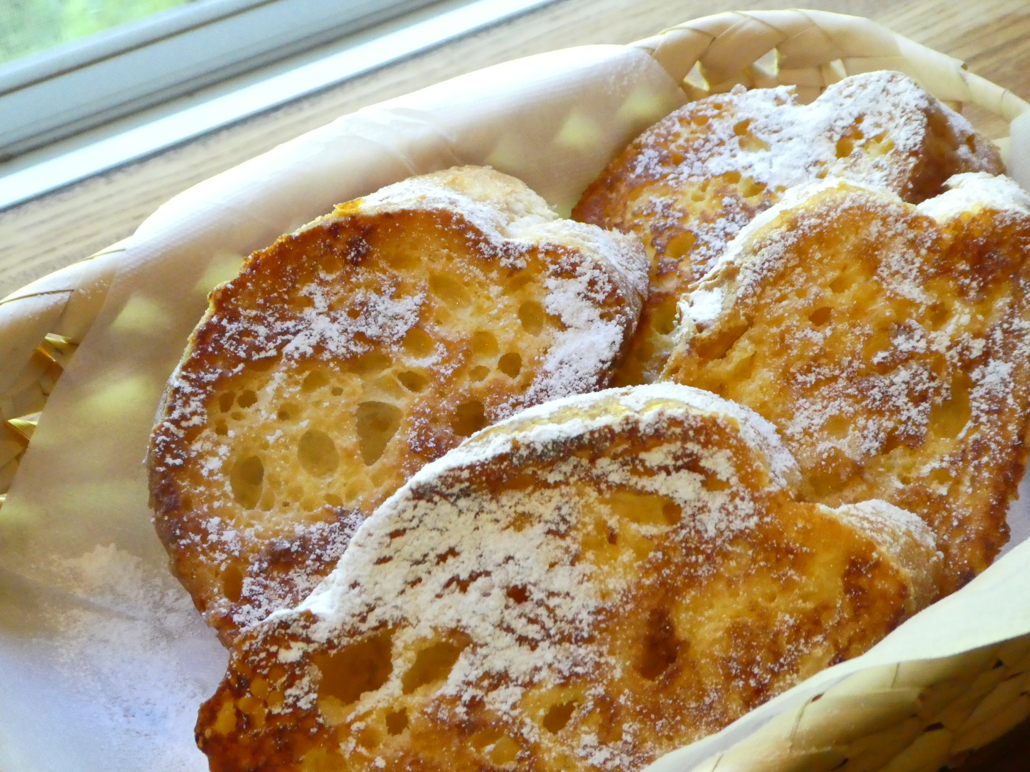 小川が流れる静かな森での朝食・・・