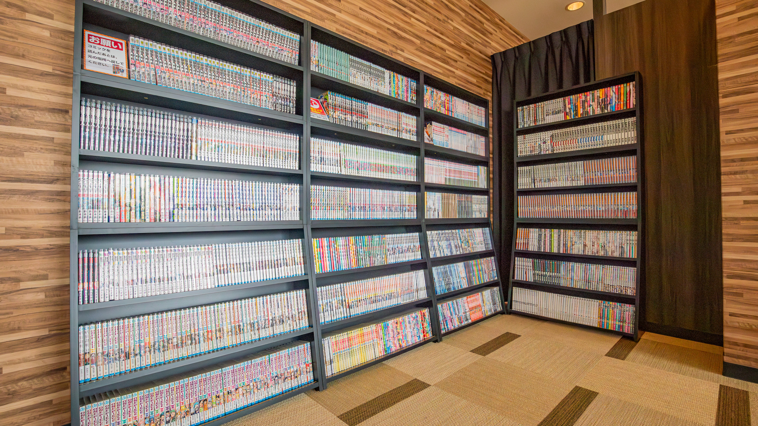8階休憩室にレンタルコミックがございます。