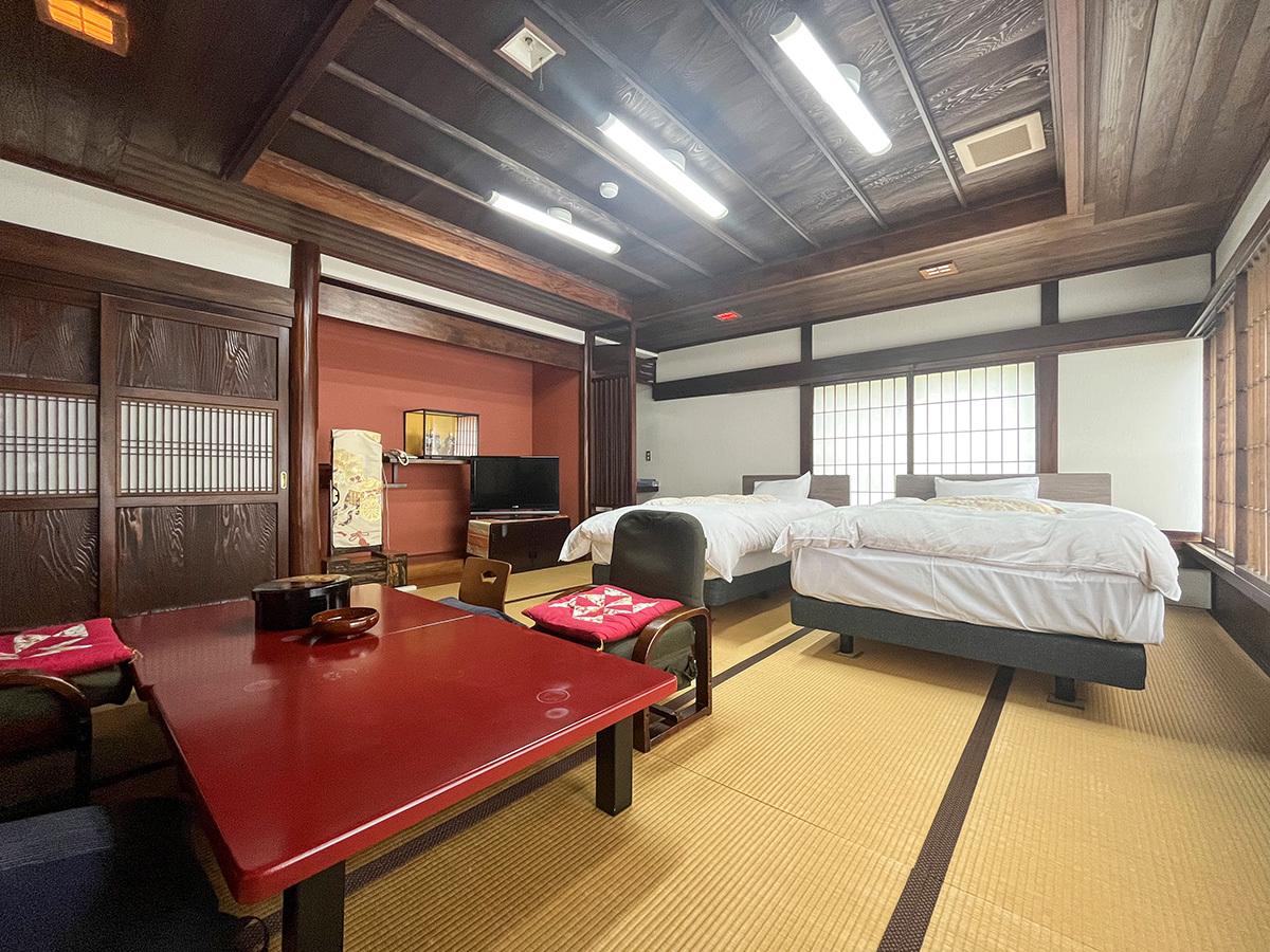 #日の出の間　ダークトーンの木材を多用した、重厚感と格調高さのあるお部屋。