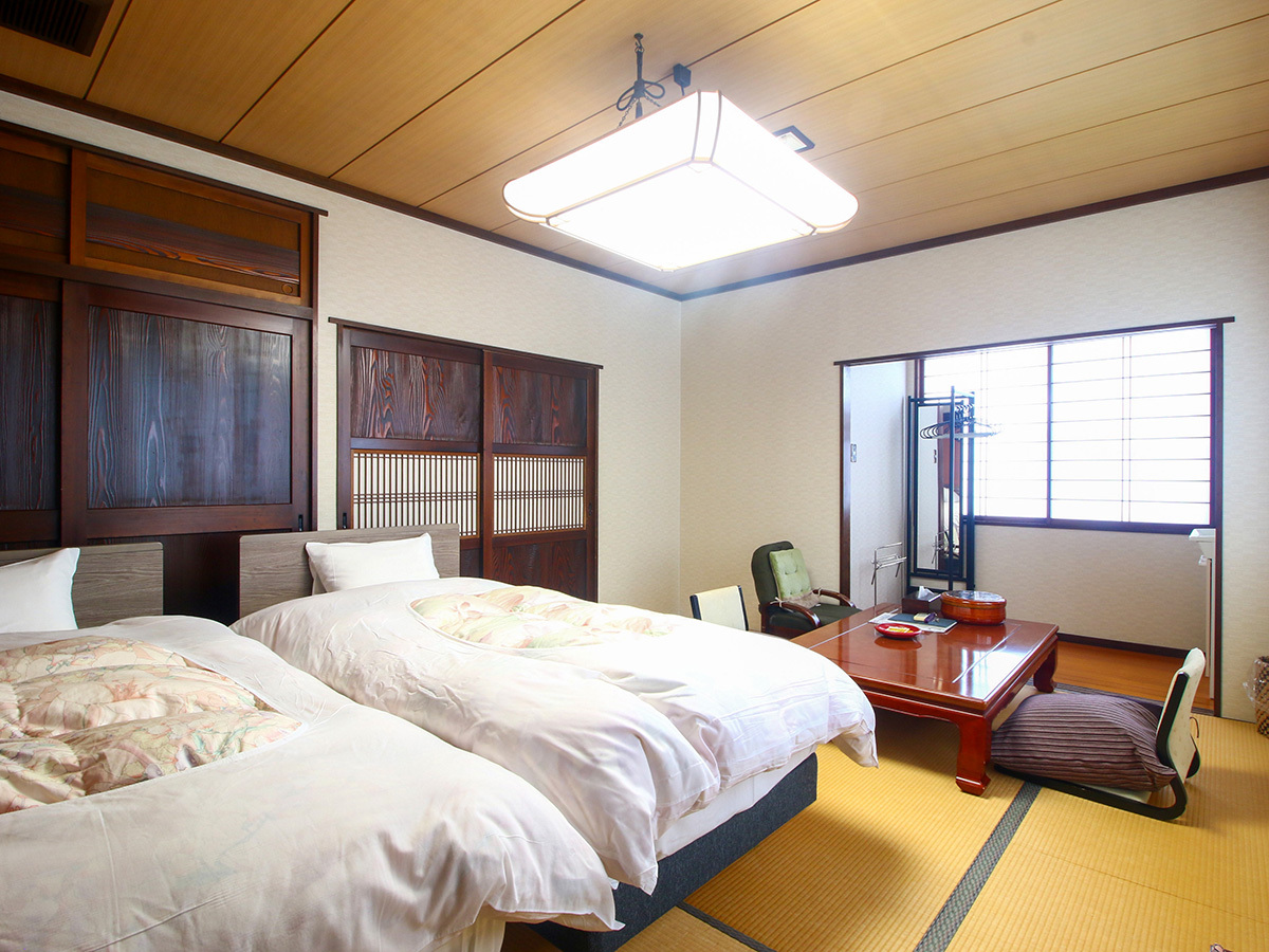 ■田園風景を望む和室　（禁煙8〜10畳）