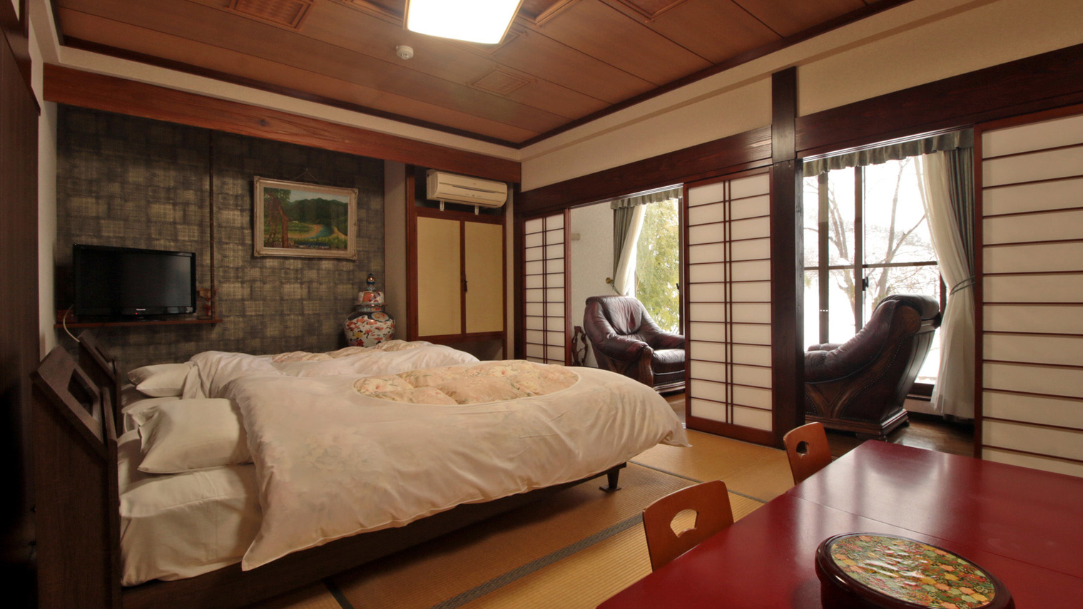 【さくらの間】グループやファミリーでのご利用にも最適な広めのお部屋となっております。