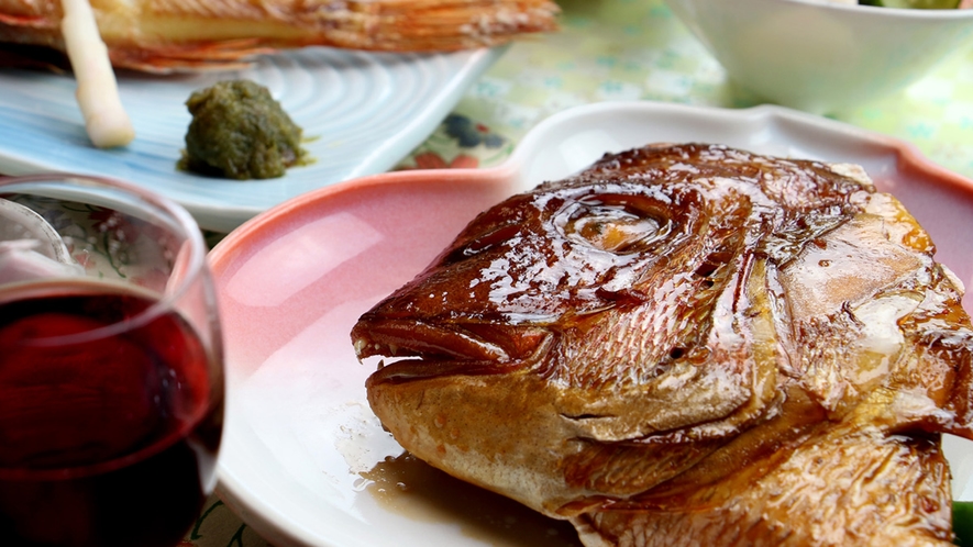 ■【料理一例】自慢の鯛の兜煮は人気のお料理