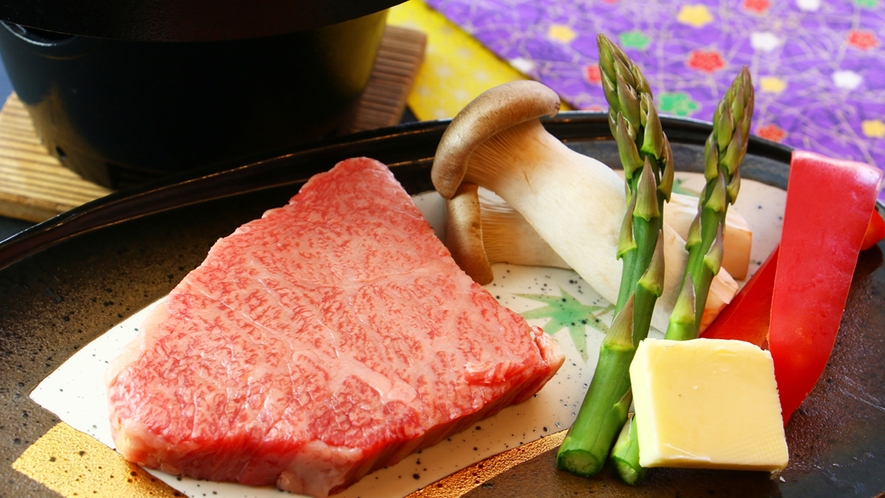 ■グルメ企画◇料理一例・・サシの入ったブランド牛ステーキは口に入れるととろけるような味わいです。