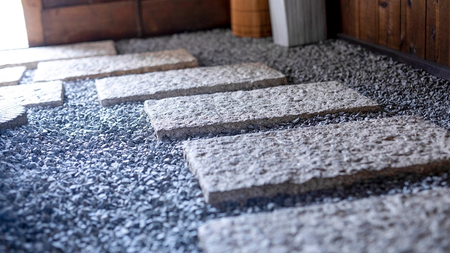 ・日本家屋ならではの石畳。和服が似合います