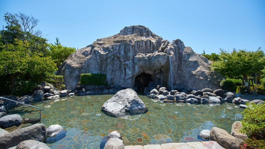 大滝の湯：流れ落ちる大滝を間近で見ながら入れる、当館最大のお風呂です！