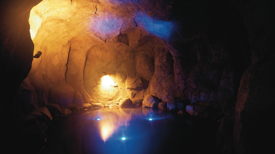 青の洞窟（洞窟風呂）：洞窟の中のお風呂は幻想的
