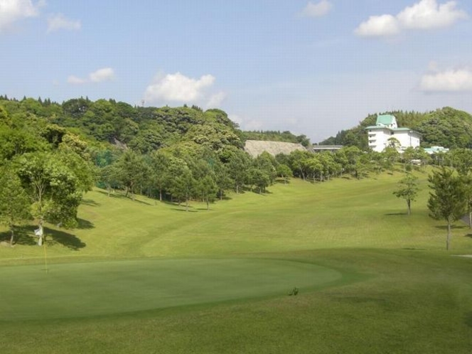 1ホール（PAR4/Back Tee:402Y・Regular Tee:378Y)　/　グリーン手前