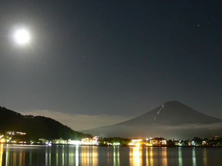 月明りに照らされて現われる富士山。 